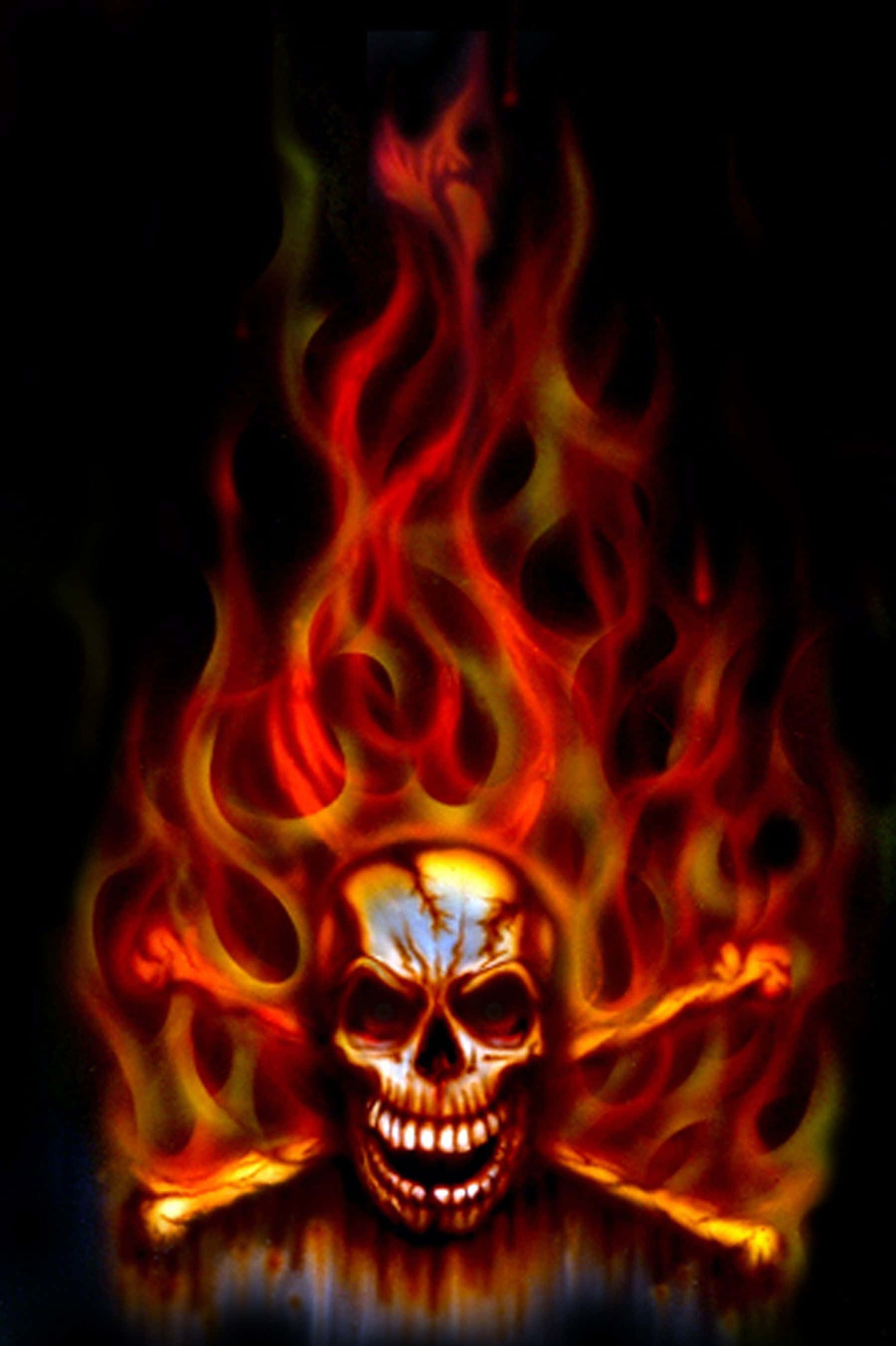Flame 桌布 壁紙 — 一個燃燒的骷髏頭與交叉骨頭在黑色背景上爆發，發出強烈的紅橙色和黃色火焰。