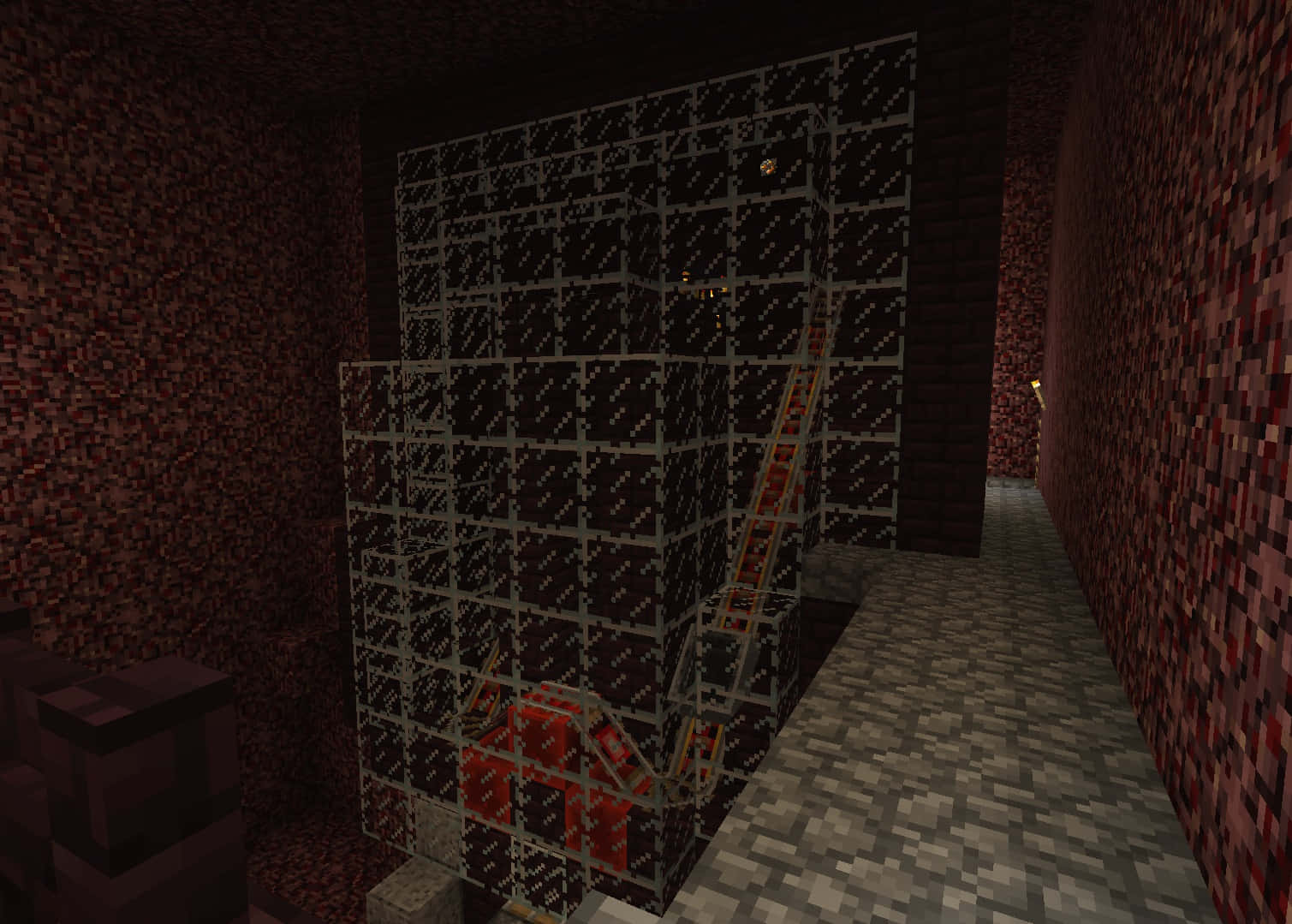 Minecraft Blaze Farming 桌布 壁紙 — 一個燈光昏暗嘅Minecraft地獄堡壘，有一條梯爬上黑色黑曜石牆，周圍係地獄岩方塊。