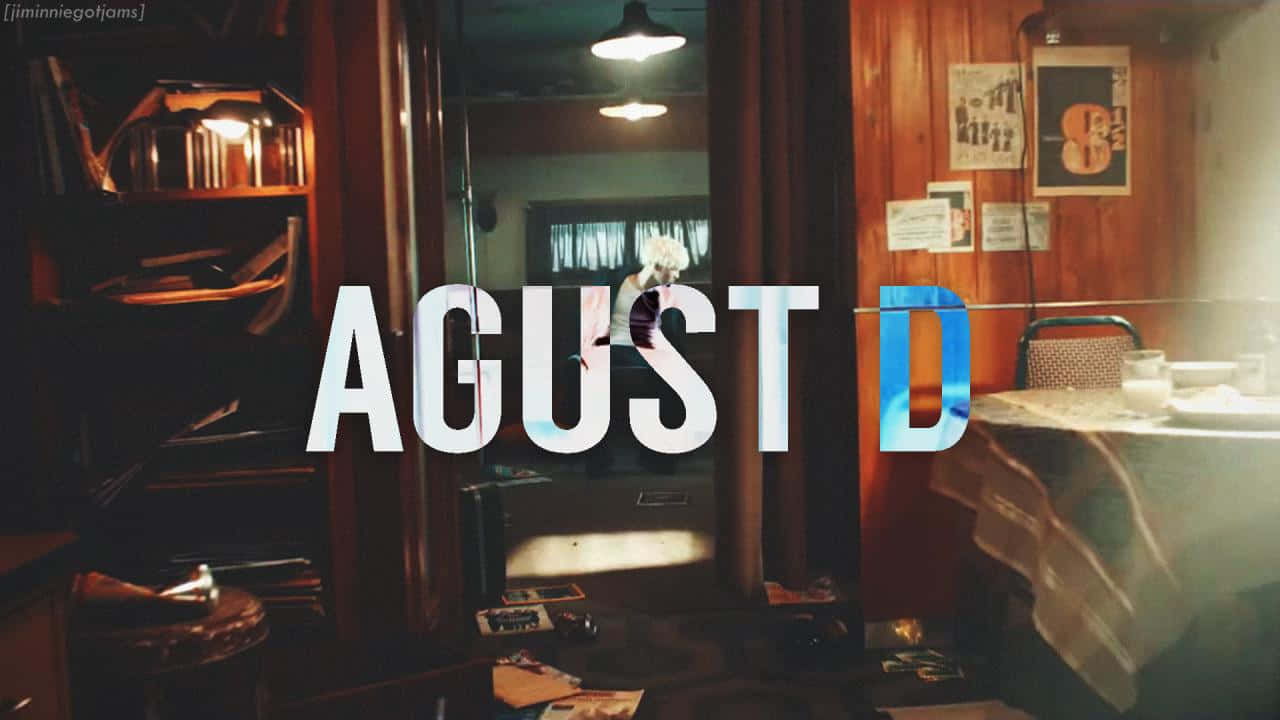 Agust D 桌布 壁紙 — 一個燈光昏暗的復古房間，木牆和背景中有一個人，上面覆蓋著粗體白色文字，寫著 AGUST D。