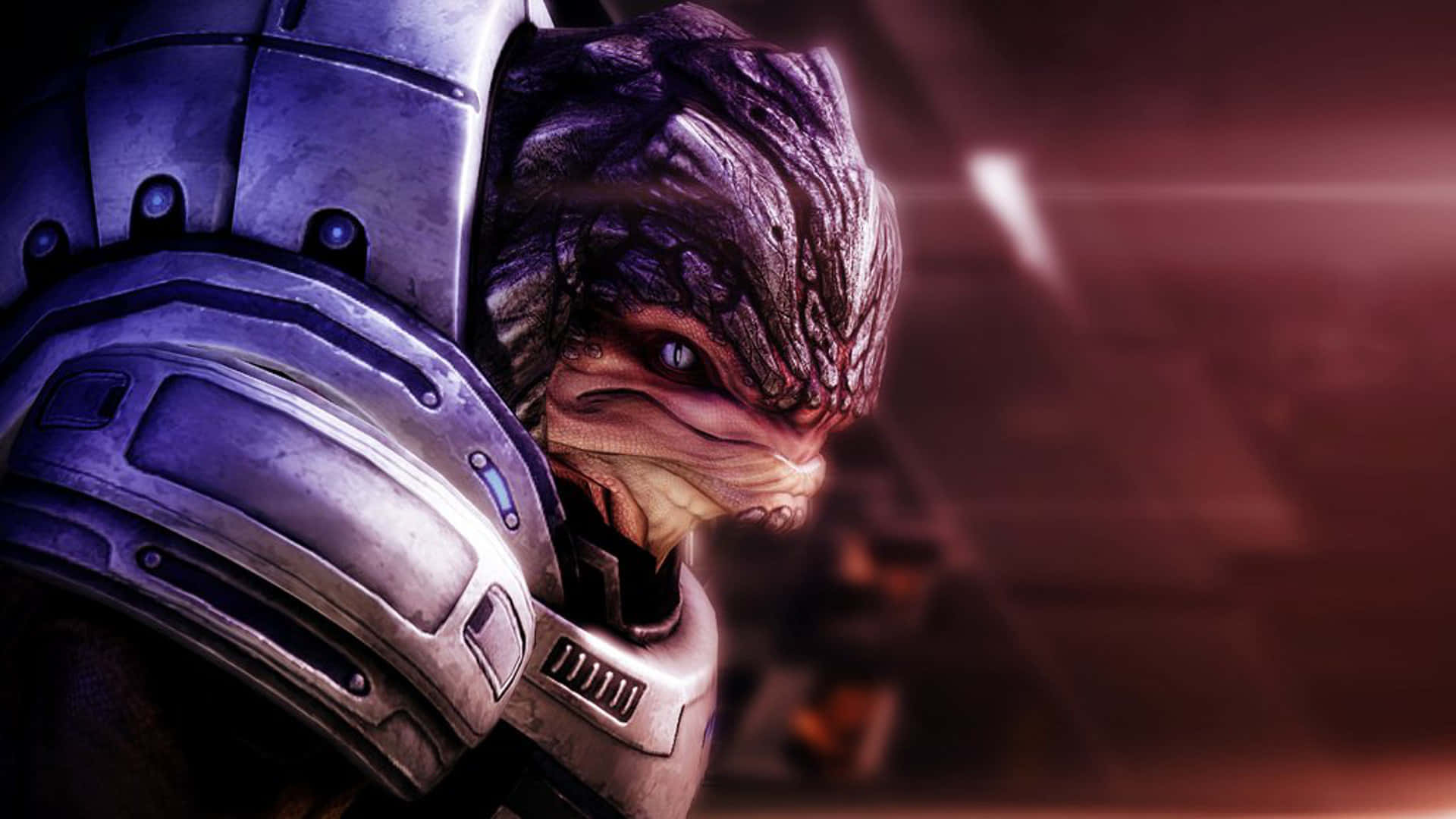 Mass Effect Grunt 桌布 壁紙 — 一個爬蟲類外星戰士的近距離特寫，身穿金屬盔甲，眼睛發光，背景是模糊的紅色和紫色。