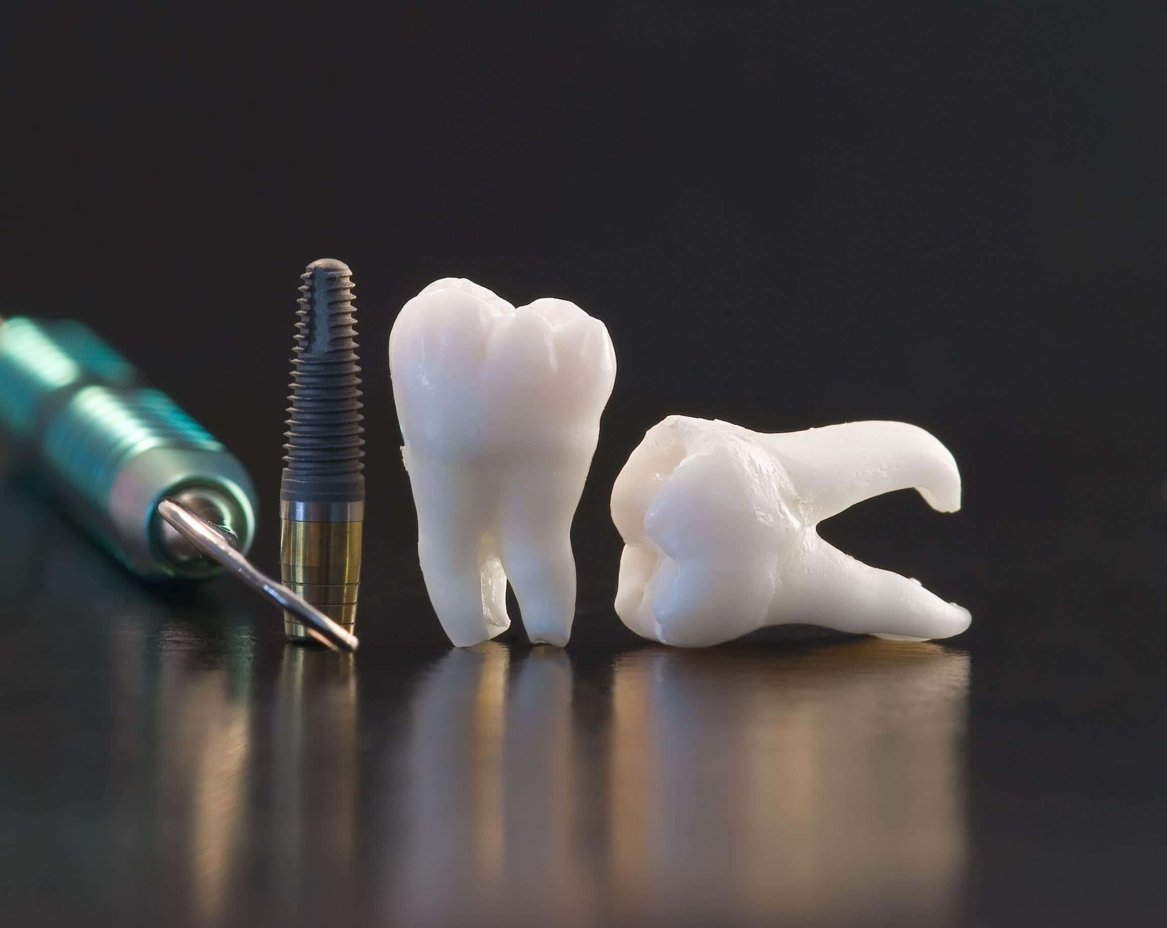 Tooth 桌布 壁紙 — 一個牙科植體鑽孔工具和兩個白色牙齒模型放在黑色背景的深色反光表面上。