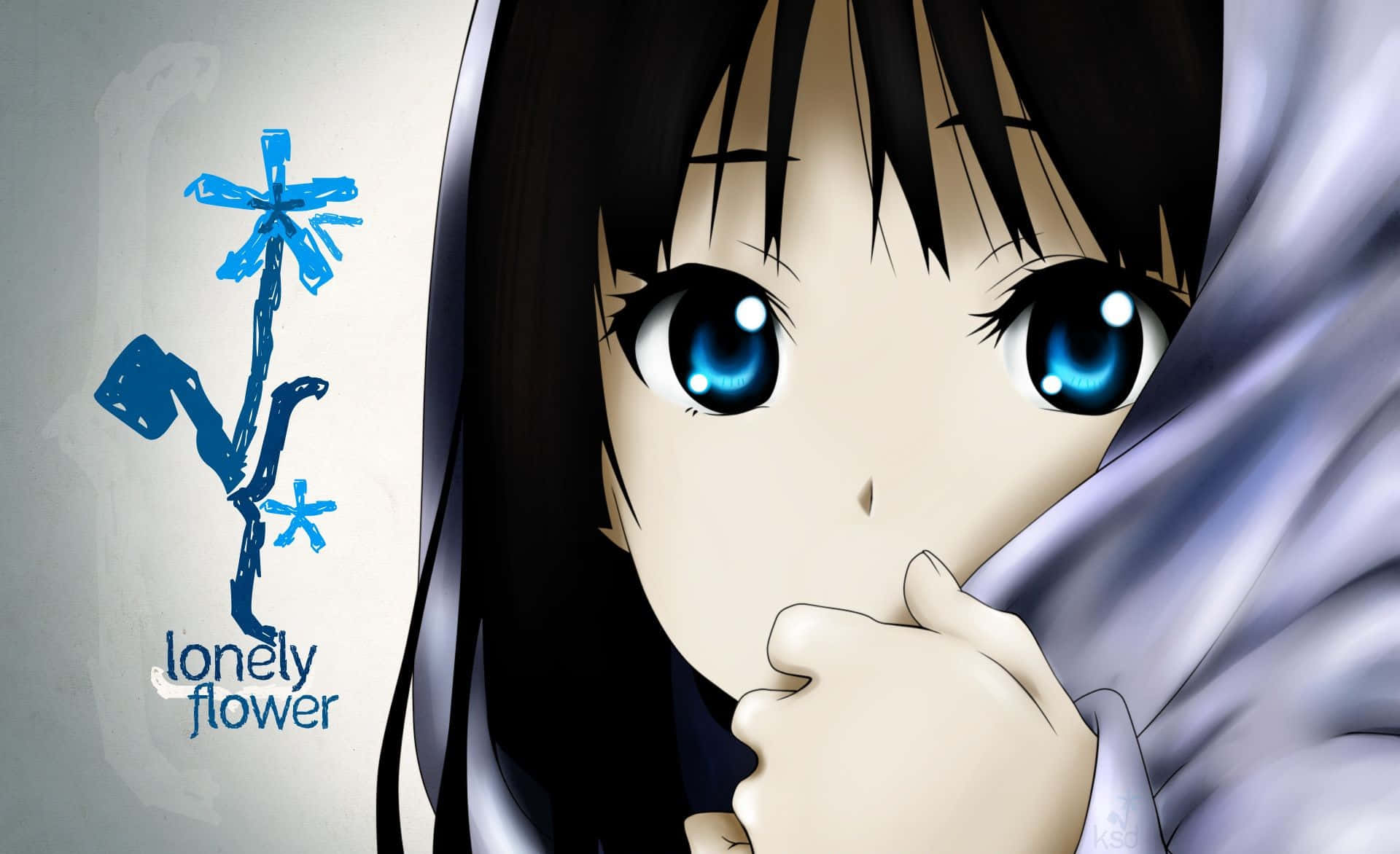 mio akiyama 桌布 壁紙 — 一個特寫動漫女孩，擁有大藍眼睛和深色頭髮，從連帽衫下探出頭來，旁邊是一幅藍色「孤獨花」素描。