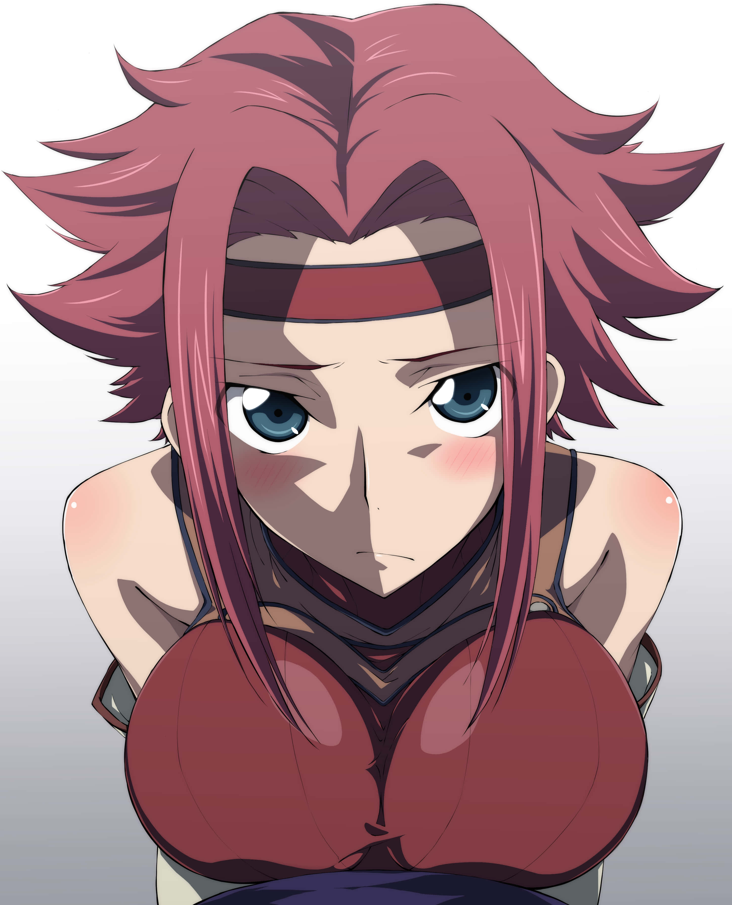 Kallen Stadtfeld 桌布 壁紙 — 一個特寫動漫女孩，擁有尖刺粉紅色頭髮和藍色眼睛，穿著紅色上衣，在純色背景前強烈凝視。