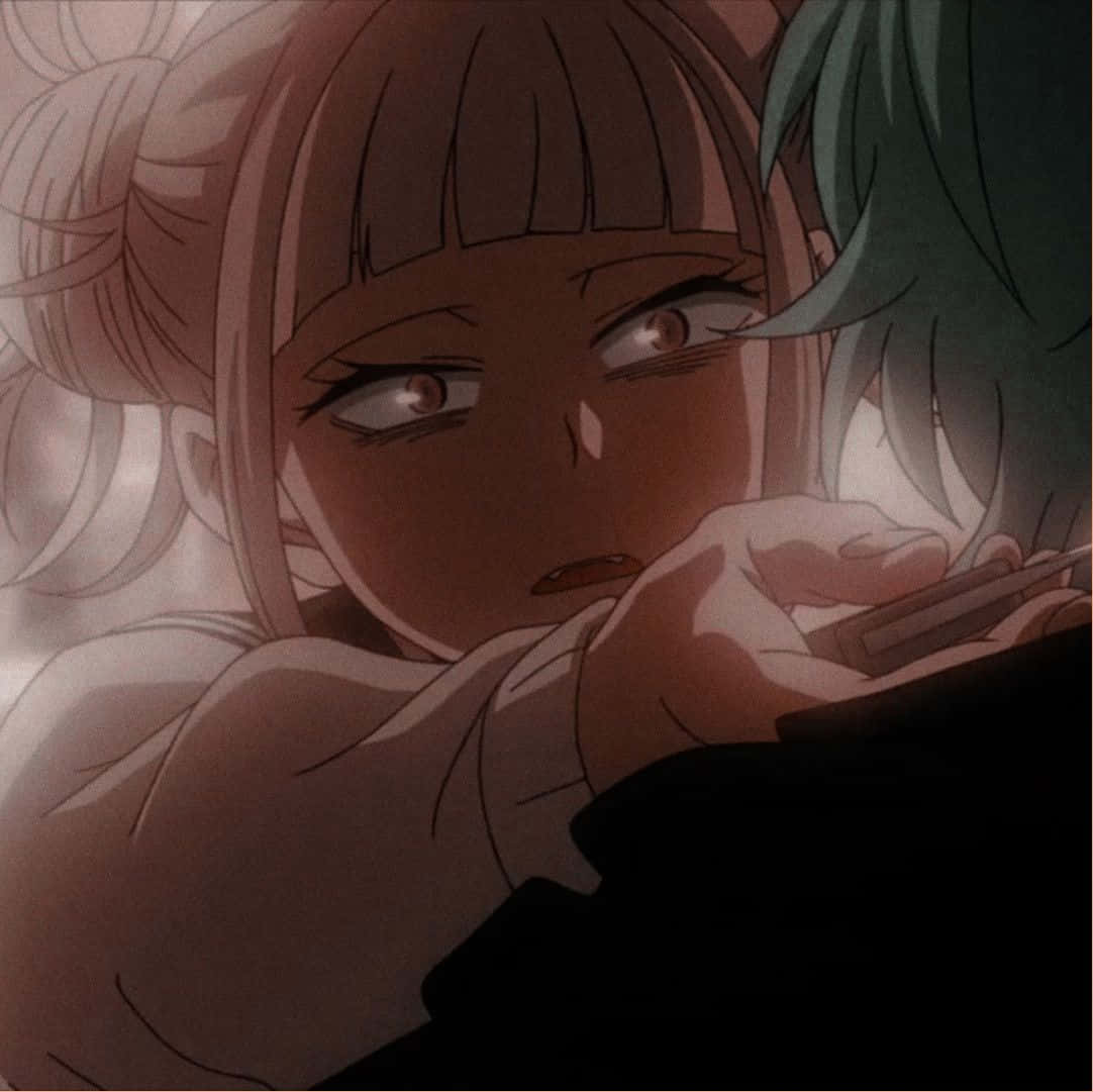 Toga 桌布 壁紙 — 一個特寫動漫女孩，棕色眼睛和淺色頭髮，專注地看著一個拿著電話的綠髮人。