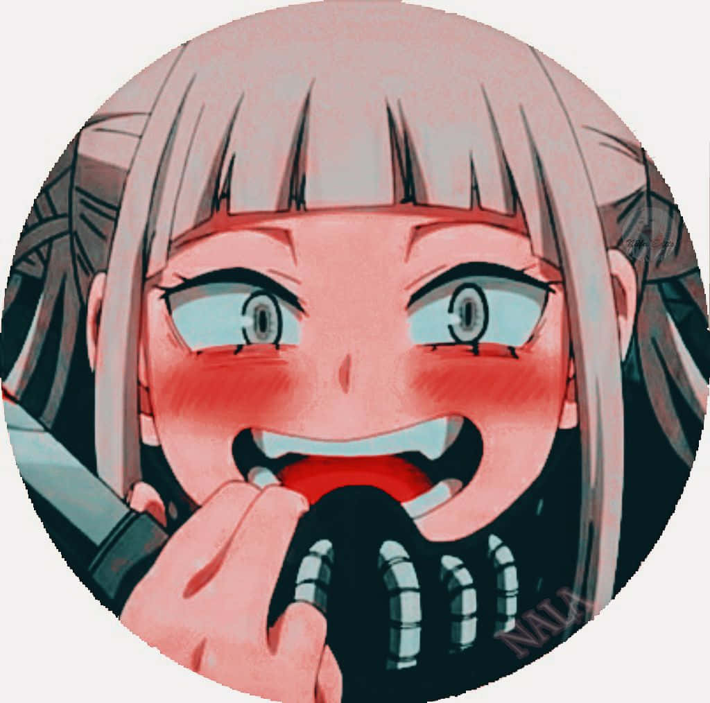 Toga 桌布 壁紙 — 一個特寫動漫女孩，蒼白的頭髮和紅色的臉頰，咧嘴大笑，同時將一個黑色物體靠近她的嘴。