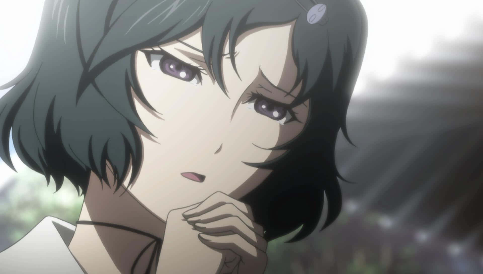 Ruka Urushibara 桌布 壁紙 — 一個特寫的動漫女孩，深色頭髮和紫色眼睛，手靠近下巴，若有所思地凝視著模糊的背景。