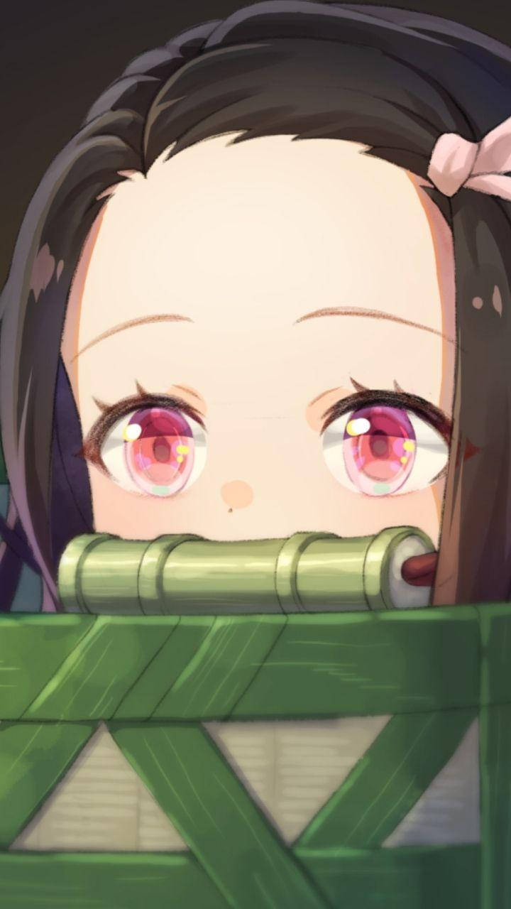 Cute Girl 桌布 壁紙 — 一個特寫的動漫女孩，粉紅色的眼睛，深色頭髮上繫著粉紅色的蝴蝶結，從綠色竹籬笆上方探出頭來。