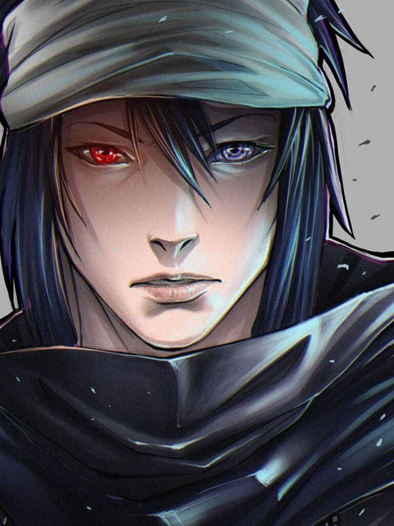 sasuke uchiha 4K 桌布 壁紙 — 一個特寫的動漫角色，擁有不相稱的紅色和藍色眼睛，穿著深色連帽斗篷，背景為灰色。