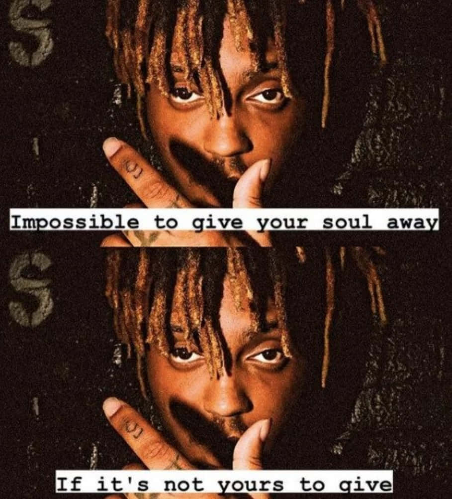 Juice Wrld Quotes 桌布 壁紙 — 一個特寫肖像，人物留著辮子，雙手捧臉，背景是深色紋理牆壁，帶有文字疊加。