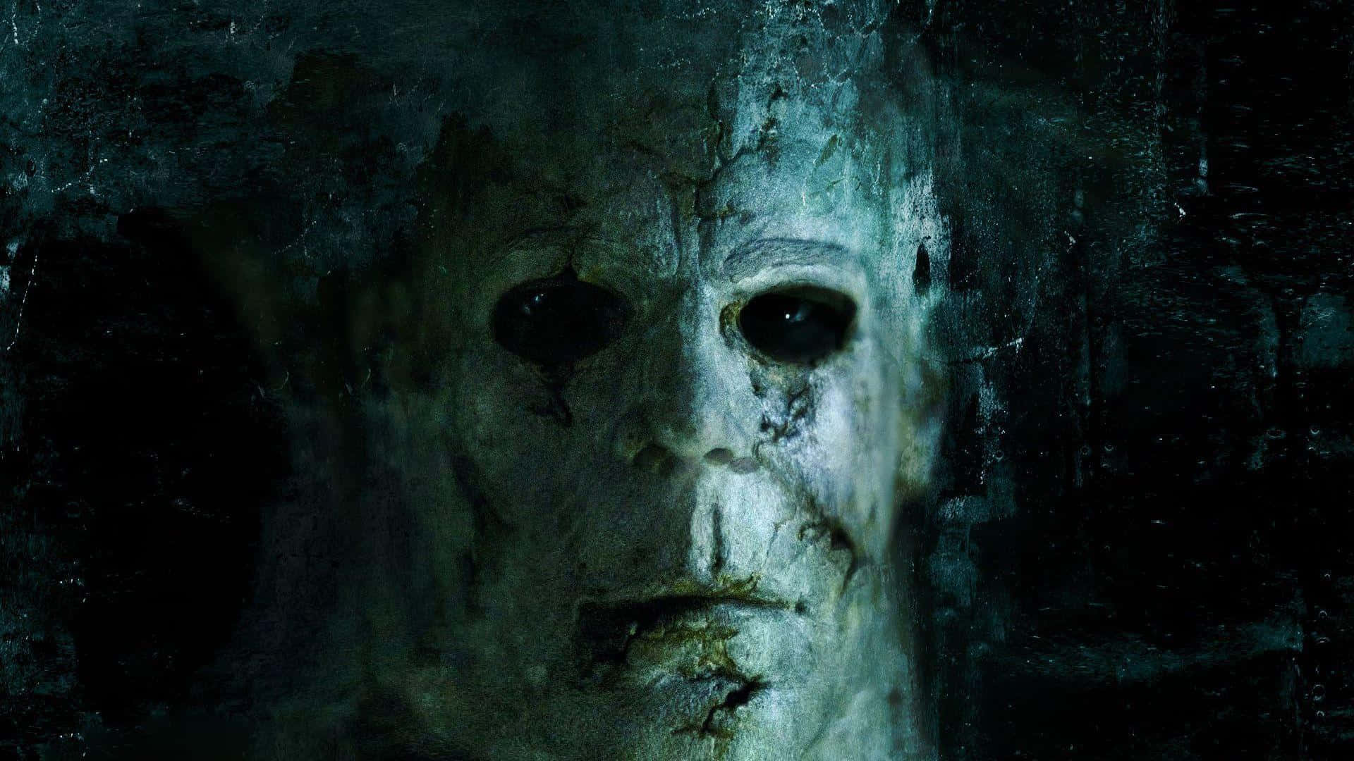 Halloween Masks 桌布 壁紙 — 一個特寫鏡頭，一個風化的白色面具，帶有黑色的眼洞，從陰影、有紋理的背景中凝視出來。