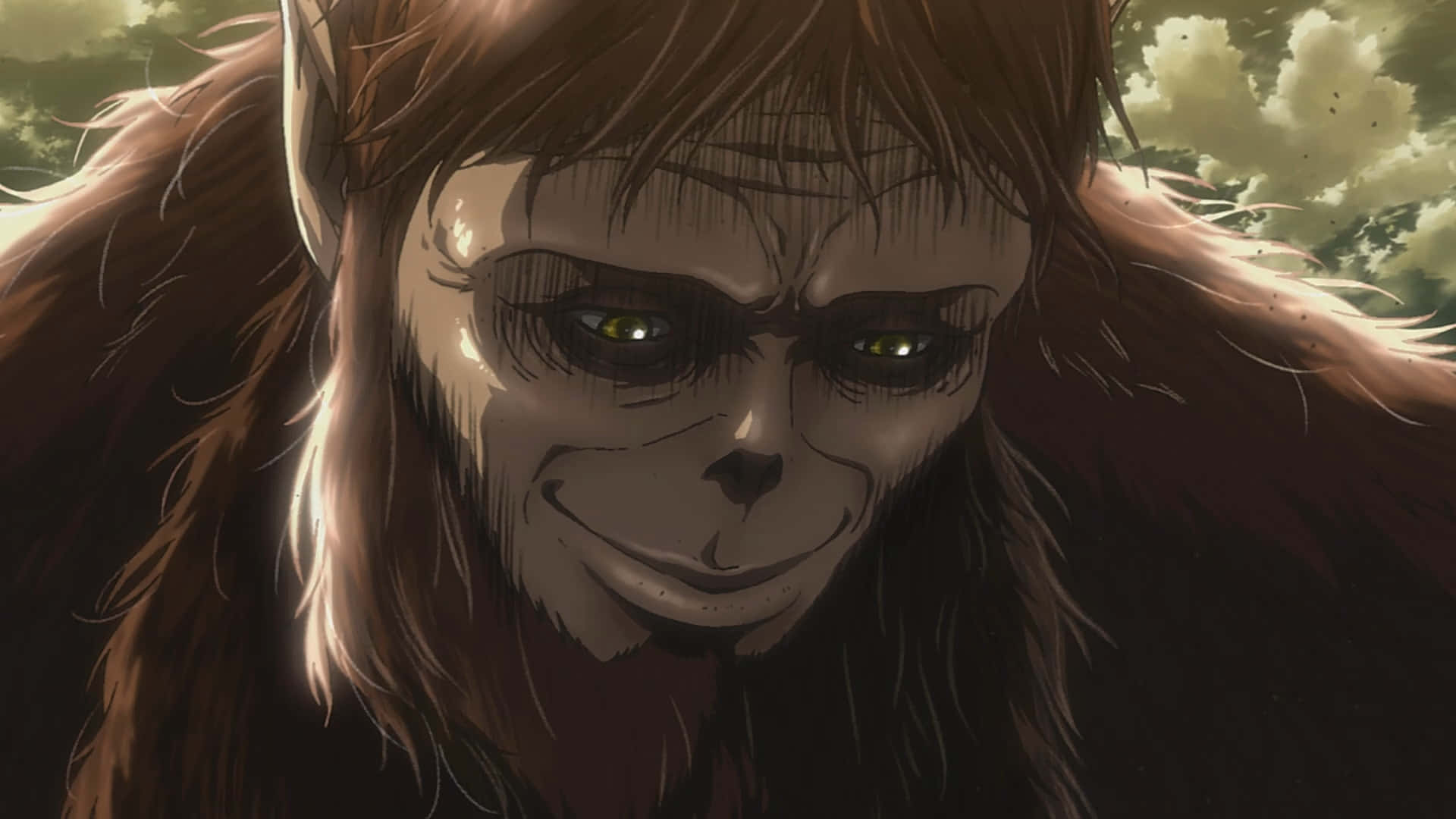 Beast Titan 桌布 壁紙 — 一個特寫鏡頭，展示一個威脅性的猿類巨人，擁有發光的黃色眼睛和邪惡的笑容，背景是多雲的天空。