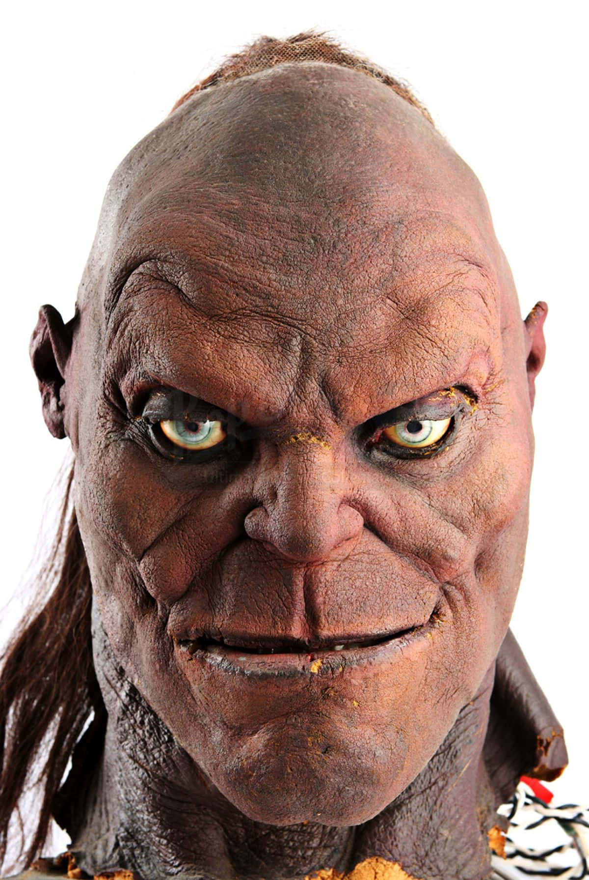 Mortal Kombat Goro 桌布 壁紙 — 一個特寫鏡頭，展示一個怪誕的怪物面具，帶有皺紋的棕色皮膚、發光的黃色眼睛和邪惡的笑容，背景為白色。