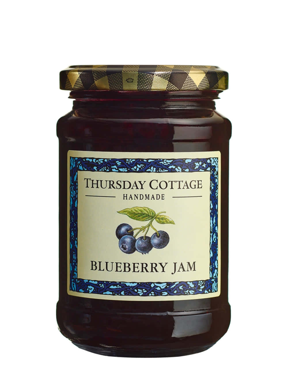 Blueberry Jam 桌布 壁紙 — 一個玻璃罐裝著濃郁深色藍莓果醬，帶有復古標籤和格子蓋，置於白色背景上。