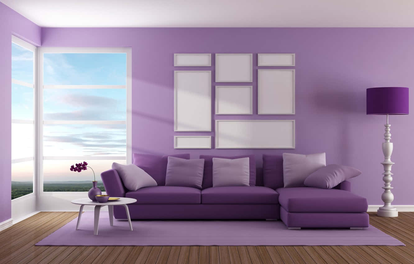 Purple Decor 桌布 壁紙 — 一個現代客廳，沐浴在柔和的紫色調中，配有組合沙發、抽象牆藝，以及透過大窗戶欣賞寧靜的日落景色。
