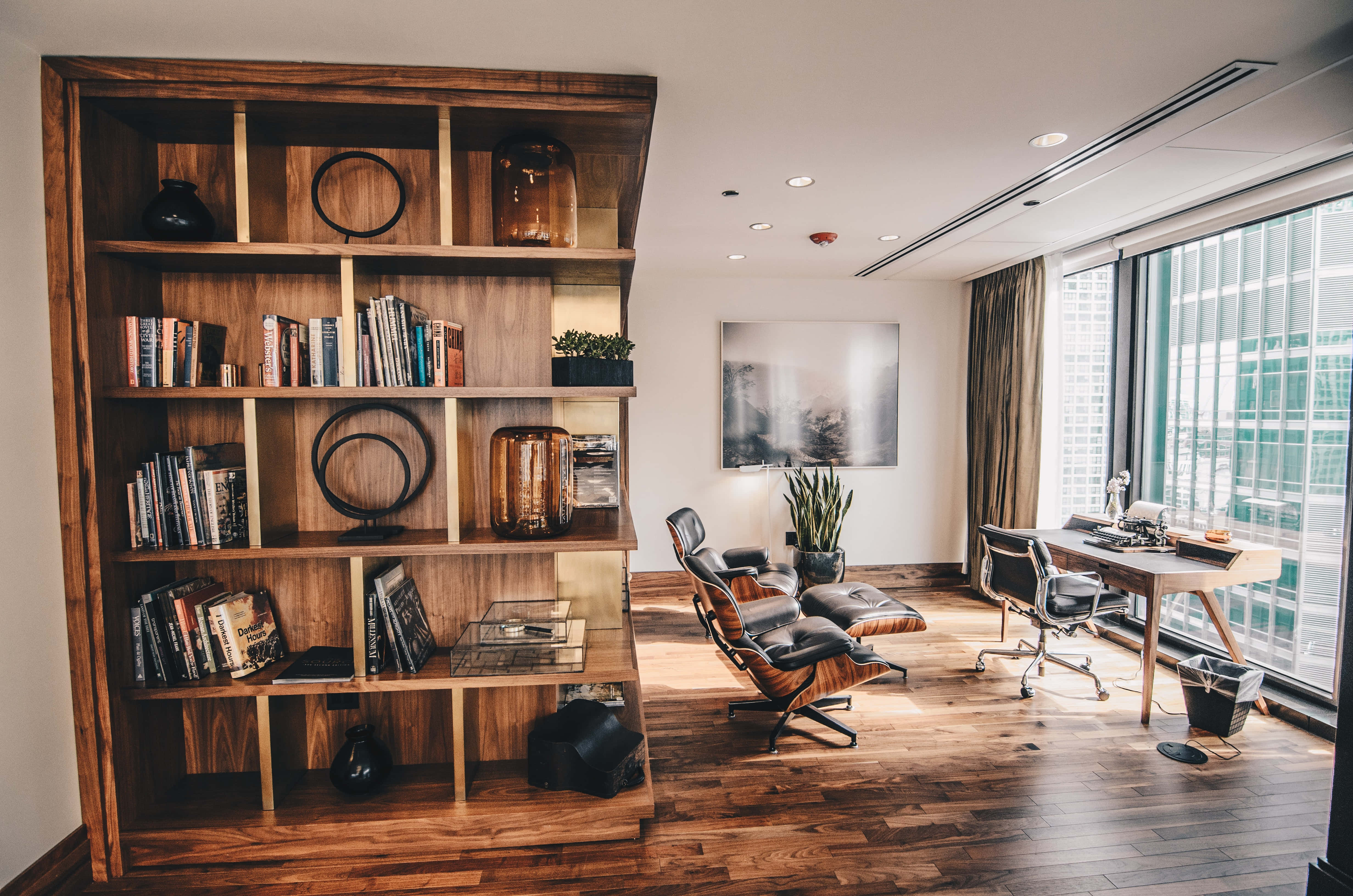 Office Decoration 桌布 壁紙 — 一個現代家居辦公室，舖有木地板、書架，以及一扇可俯瞰城市景觀的大窗戶。