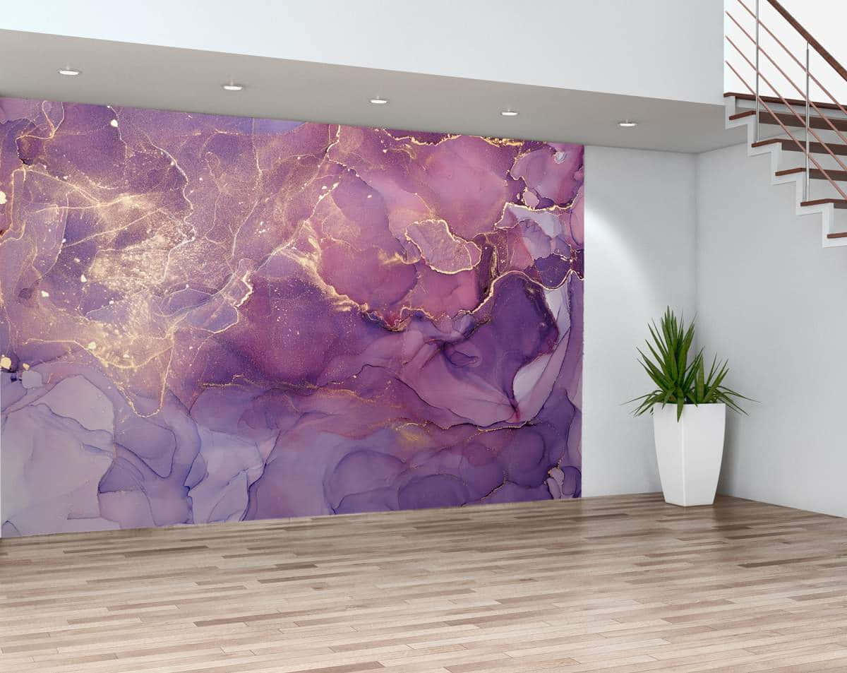 Purple Marble 桌布 壁紙 — 一個現代房間以大型紫色和金色抽象大理石牆紙為特色，帶有發光的紋理，配以木地板、白色牆壁和樓梯。