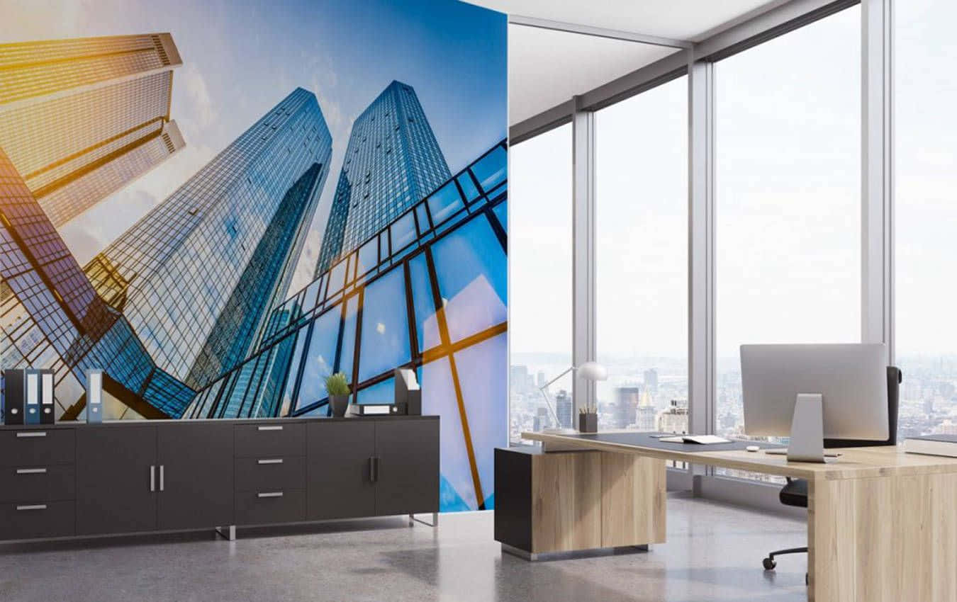 HD Office Background With A Building Poster 壁紙 — 一個現代辦公室，設有大型玻璃牆，展示在明亮藍天下高聳摩天大樓的活力城市景觀。