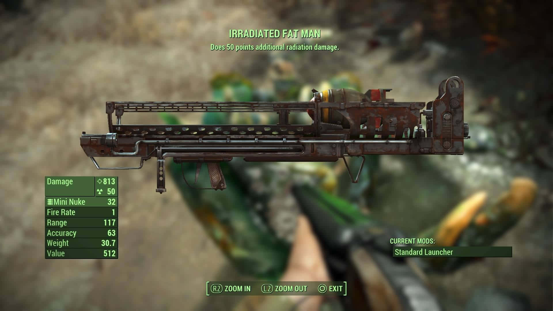 Fallout 4 Fat Man 桌布 壁紙 — 一個生鏽且受輻射的胖子武器顯示在遊戲庫存中，帶有統計數據疊加層，背景為模糊的戶外場景。