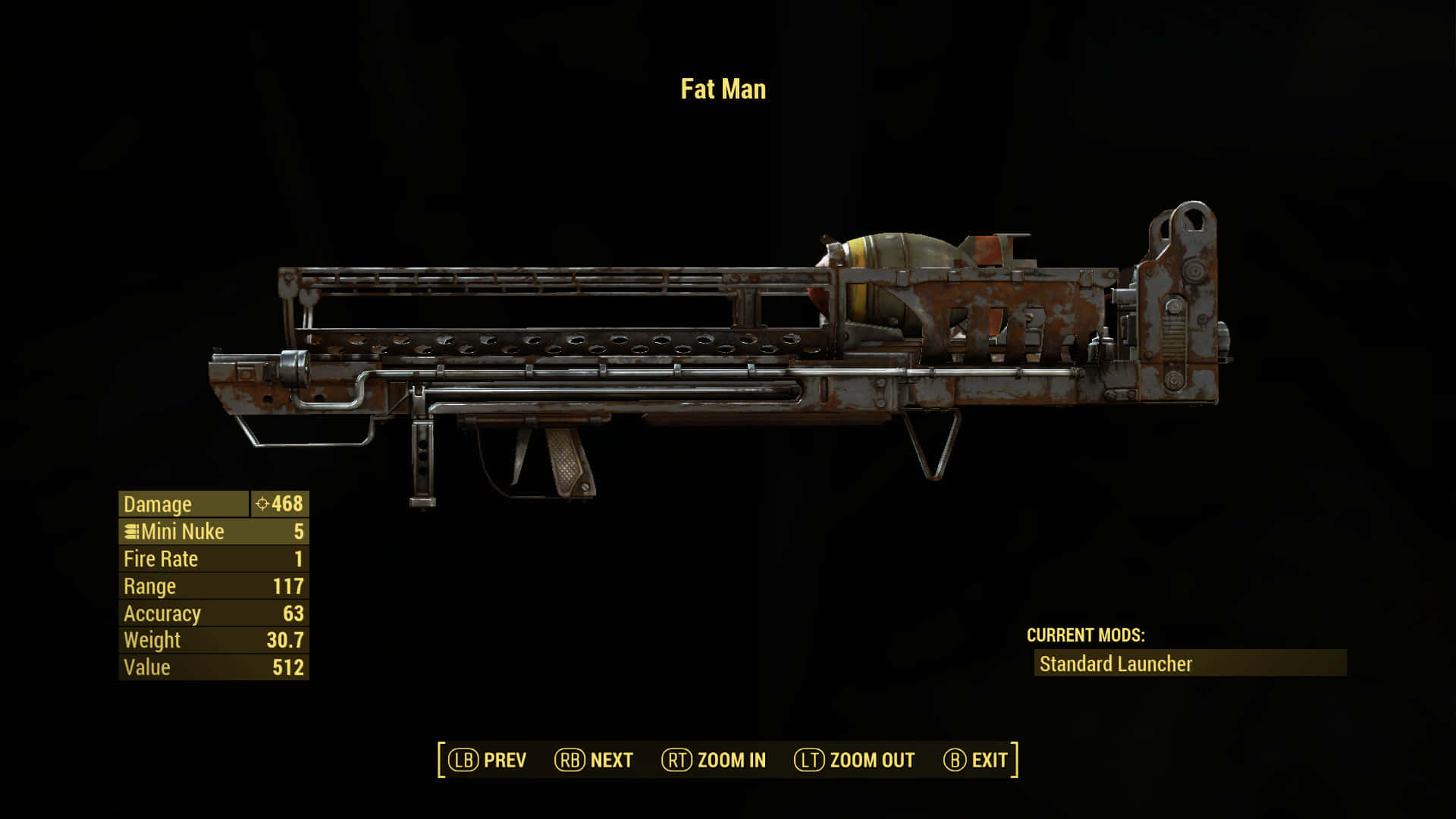 Fallout 4 Fat Man 桌布 壁紙 — 一個生鏽且風化的胖子核武器，在黑色背景上顯示遊戲統計覆蓋層。