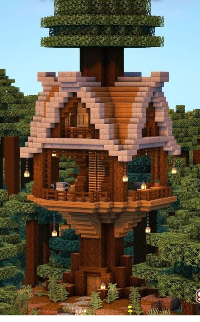 Minecraft Architecture 桌布 壁紙 — 一個用木塊建造的舒適樹屋，掛著燈籠，坐落在茂密的綠色森林中，天空清澈湛藍。