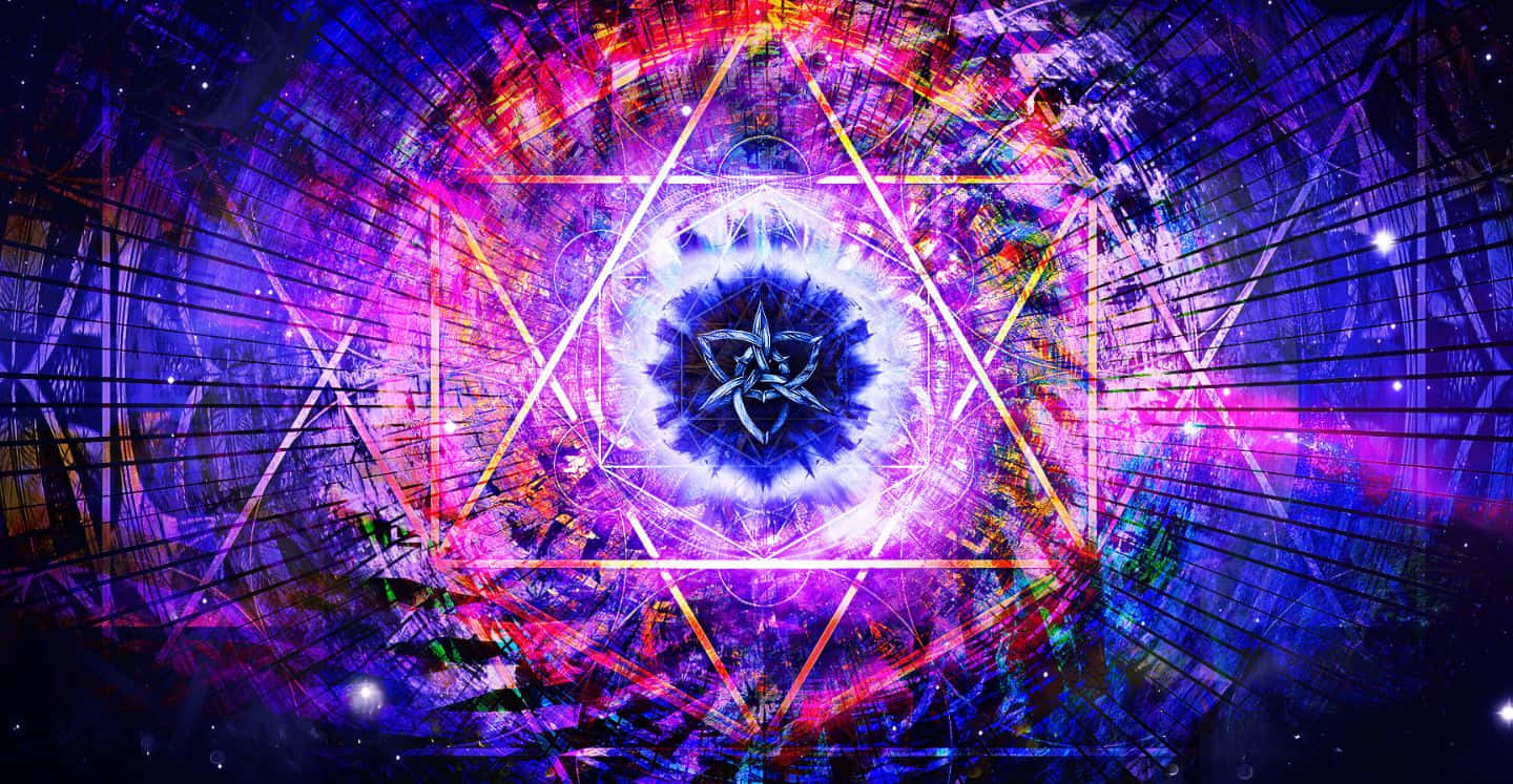 Alchemy 桌布 壁紙 — 一個由霓虹紫、粉紅和藍色能量組成的宇宙漩渦，從一個發光的幾何中心輻射出來，周圍環繞著相交的三角形和星場。