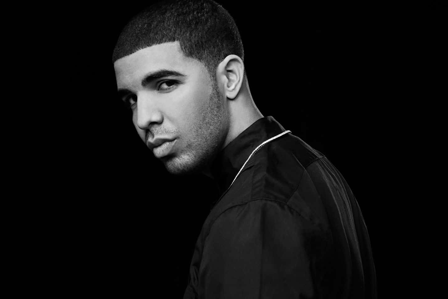 Drake 桌布 壁紙 — 一個男人側面輪廓的黑白肖像，背景深色，可見一條銀色鏈條。