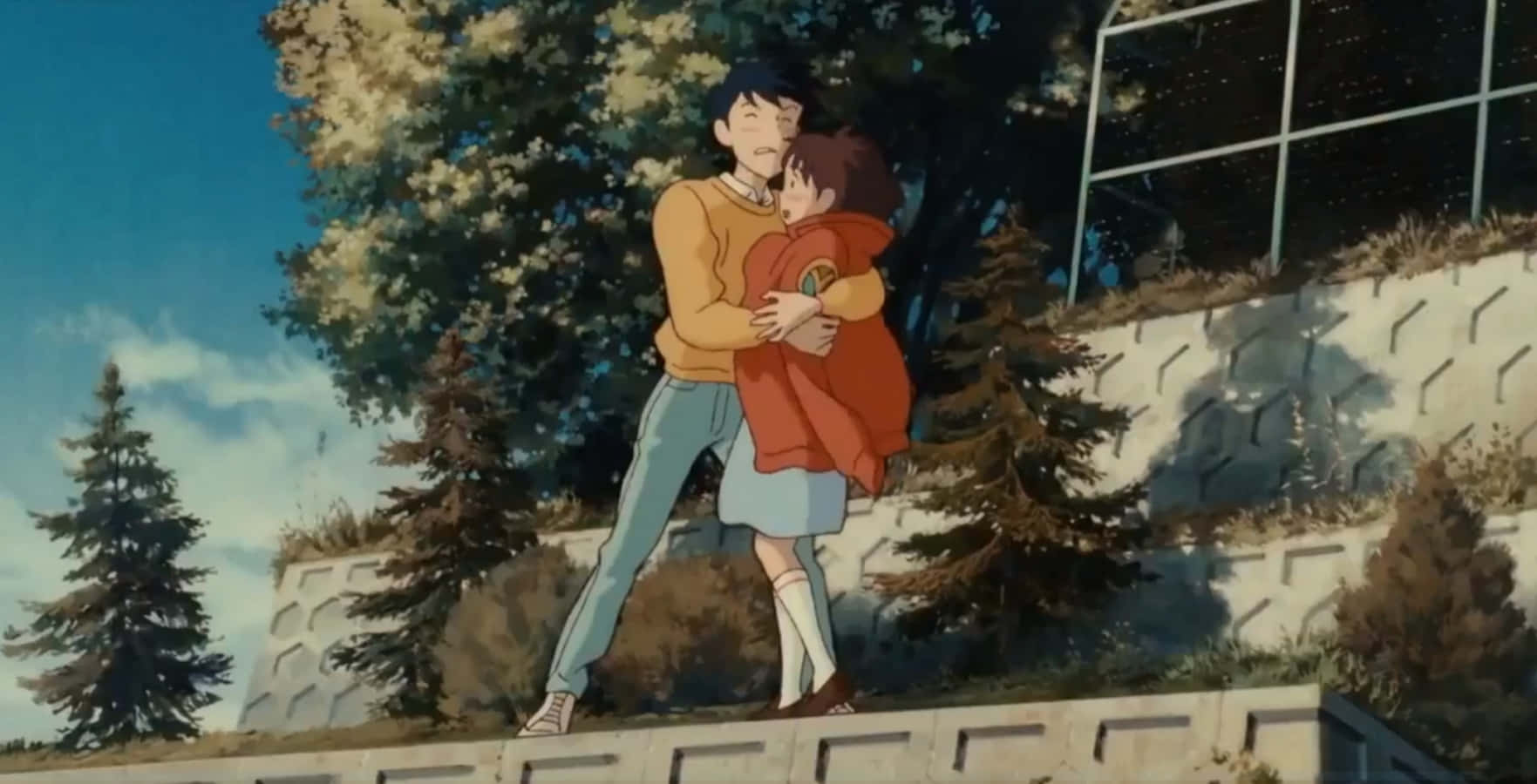 Whisper Of The Heart 桌布 壁紙 — 一個男人和一個女孩在陽光普照的石牆上，旁邊有樹木和現代建築，進行溫柔的動漫擁抱。