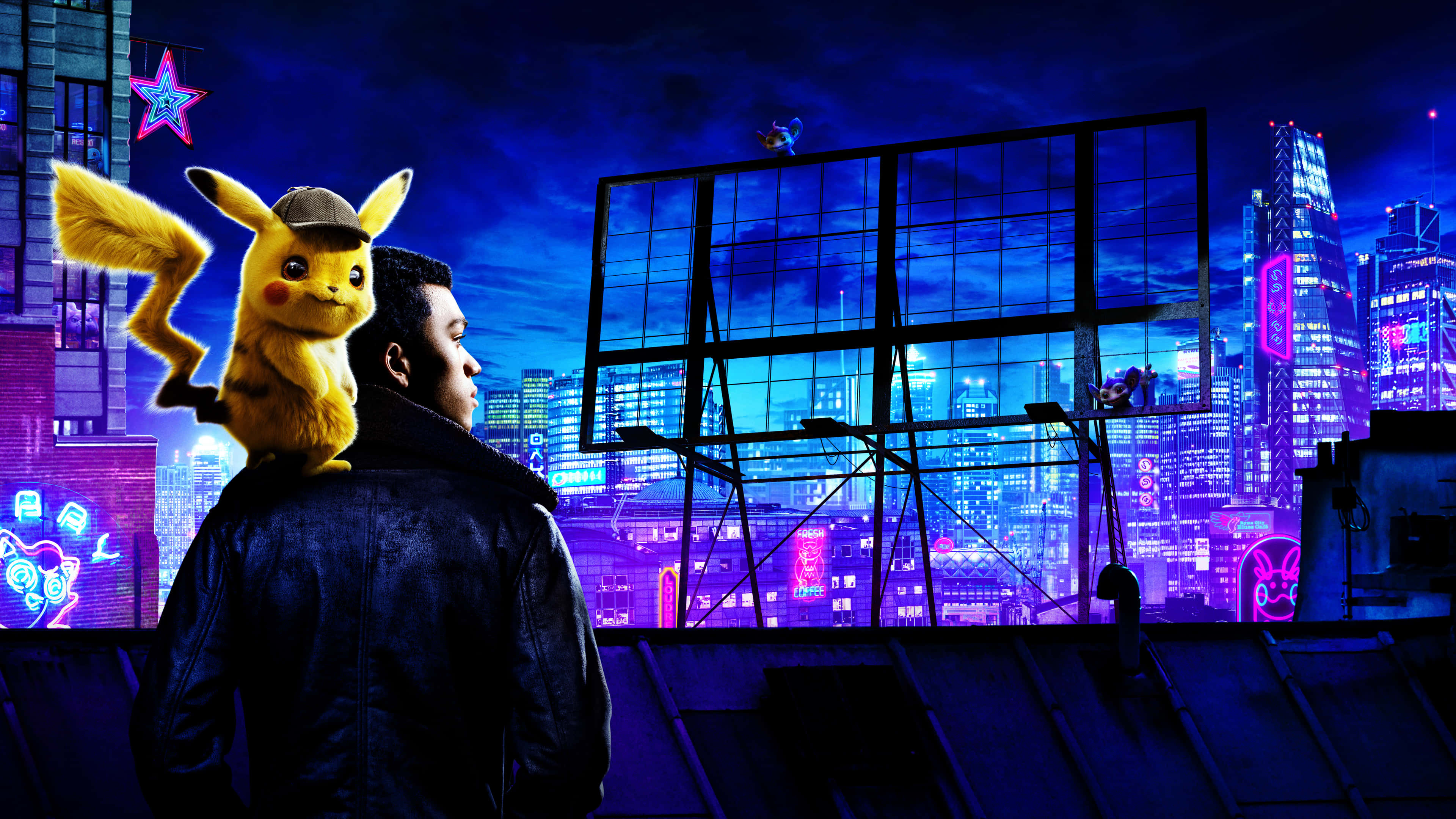 Pokemon Movies 桌布 壁紙 — 一個男人和戴著偵探帽的比卡超站在屋頂上，俯瞰著夜晚霓虹燈閃爍的賽博龐克城市景觀。