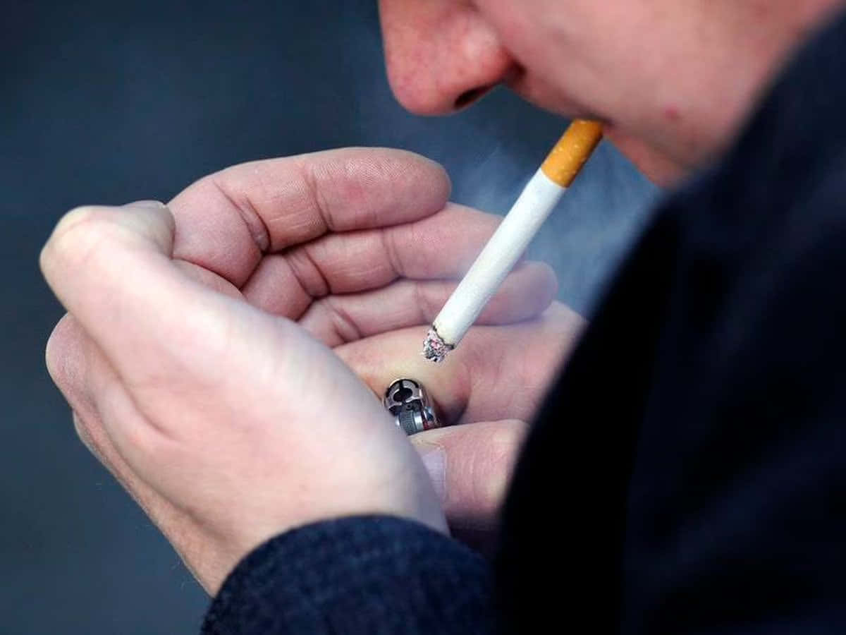一個男人在昏暗房間內吸煙 壁紙