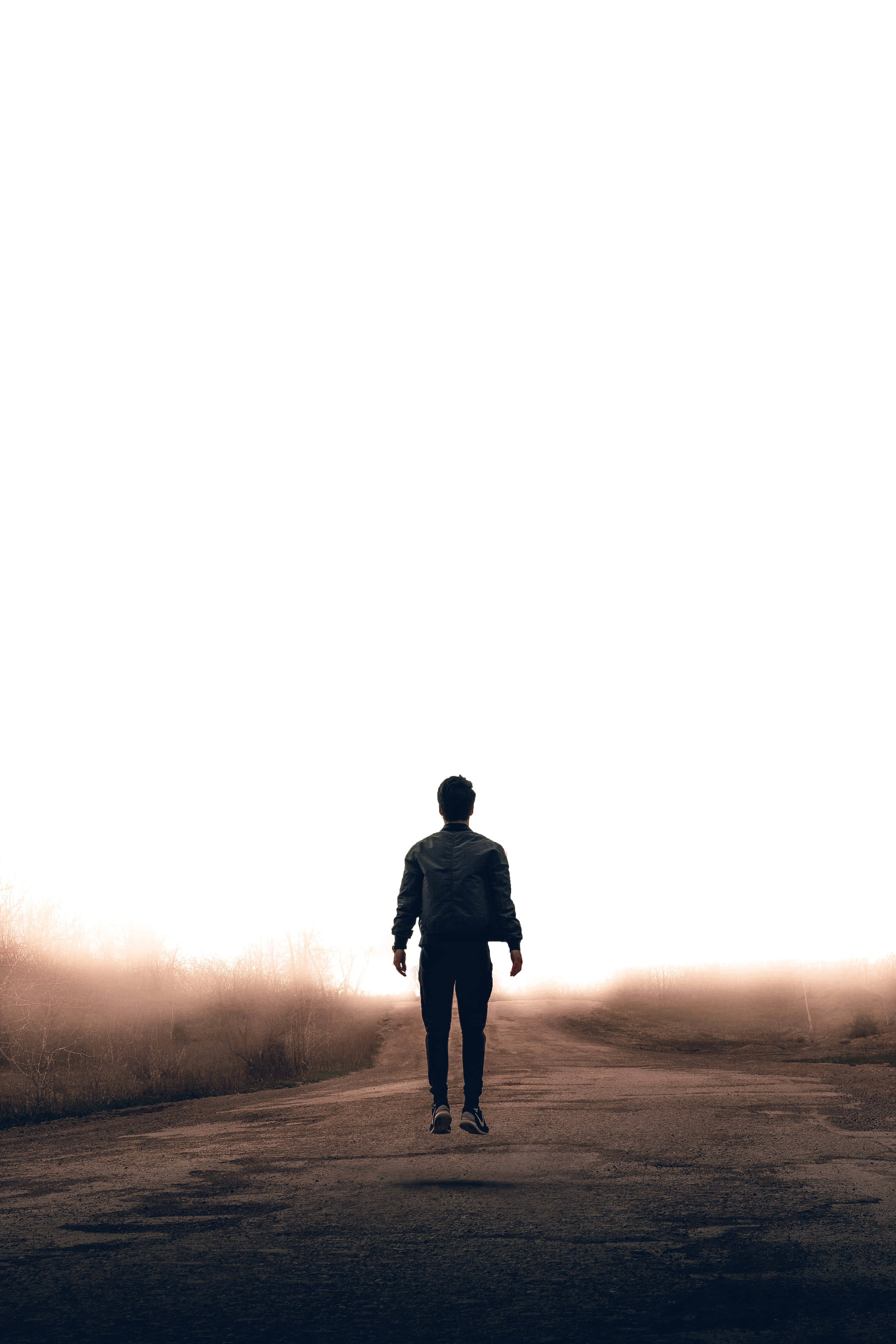 一個男人在路上行走 壁紙