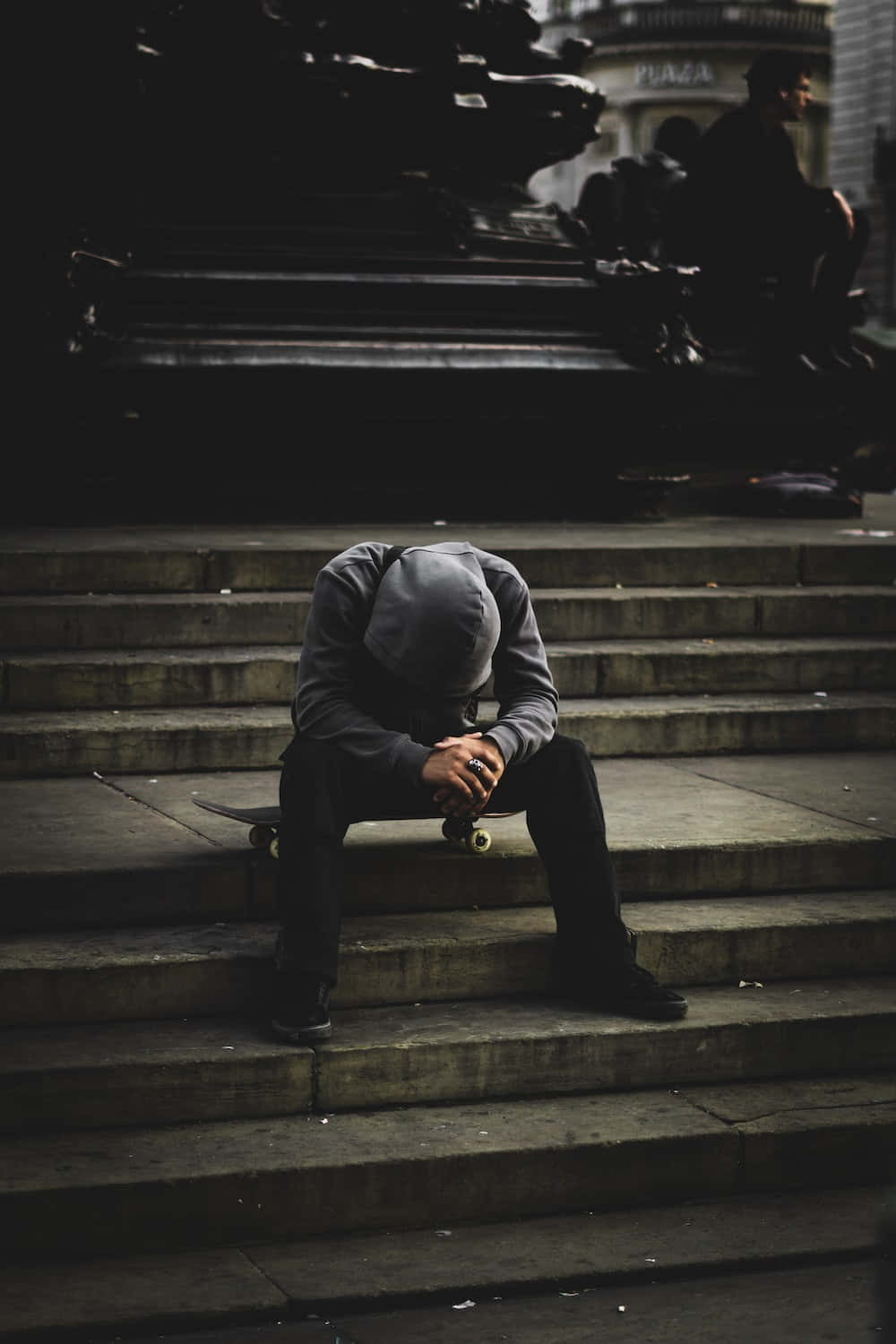 一個男人坐在樓梯上 壁紙