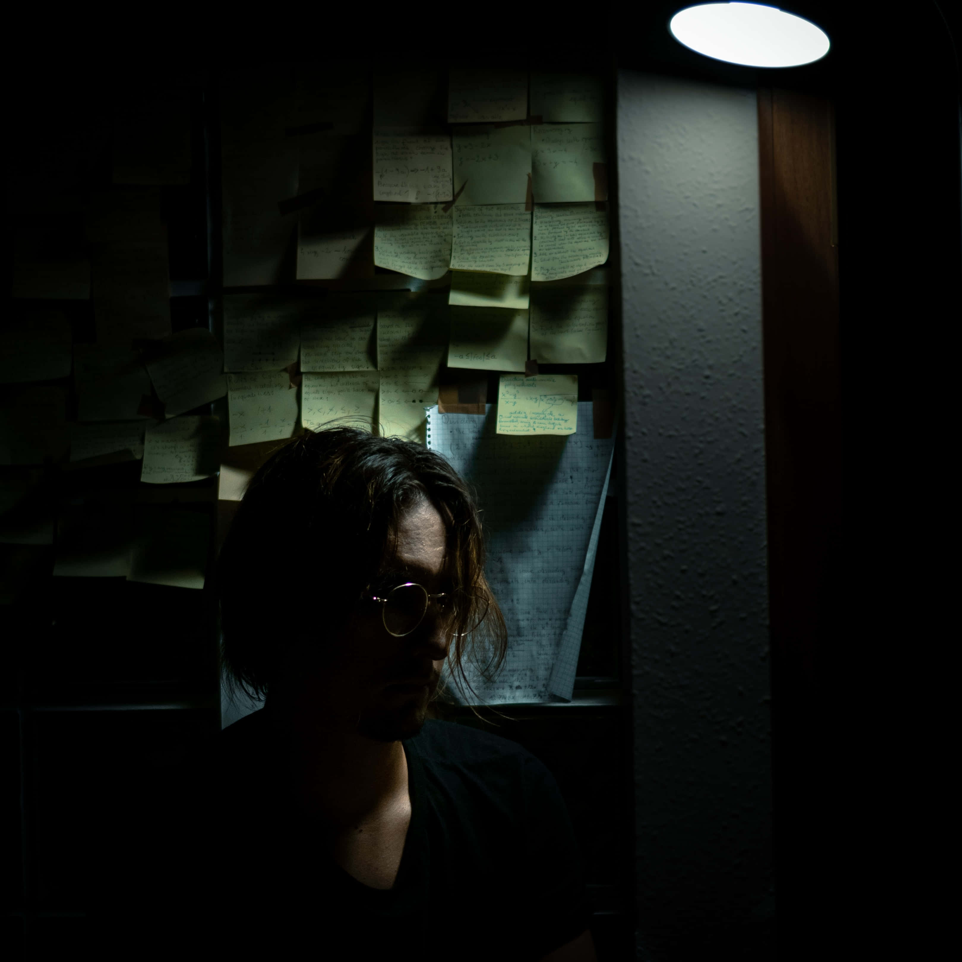 一個男人坐在燈光前 壁紙