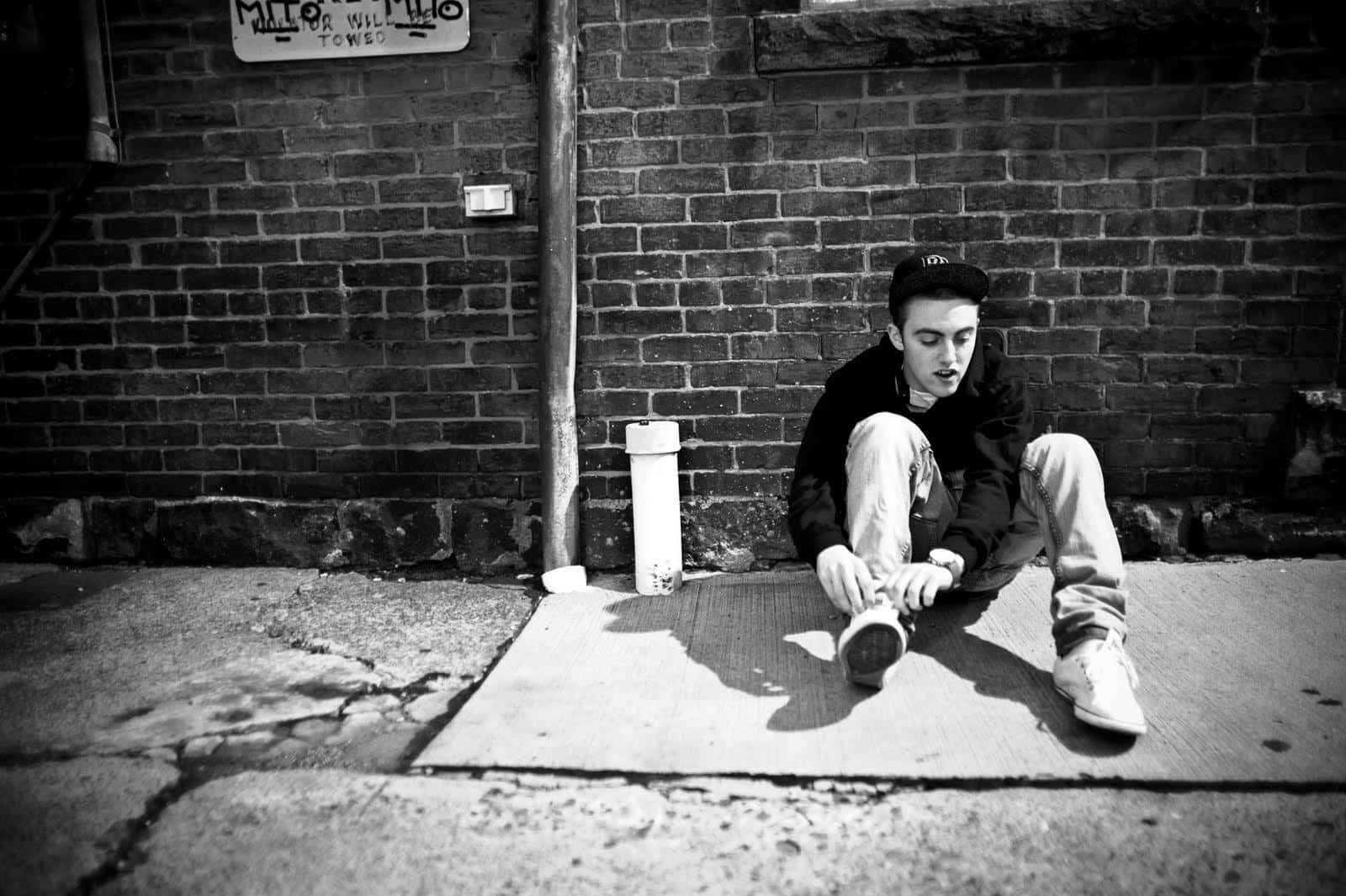 一個男人坐在行人路上 壁紙