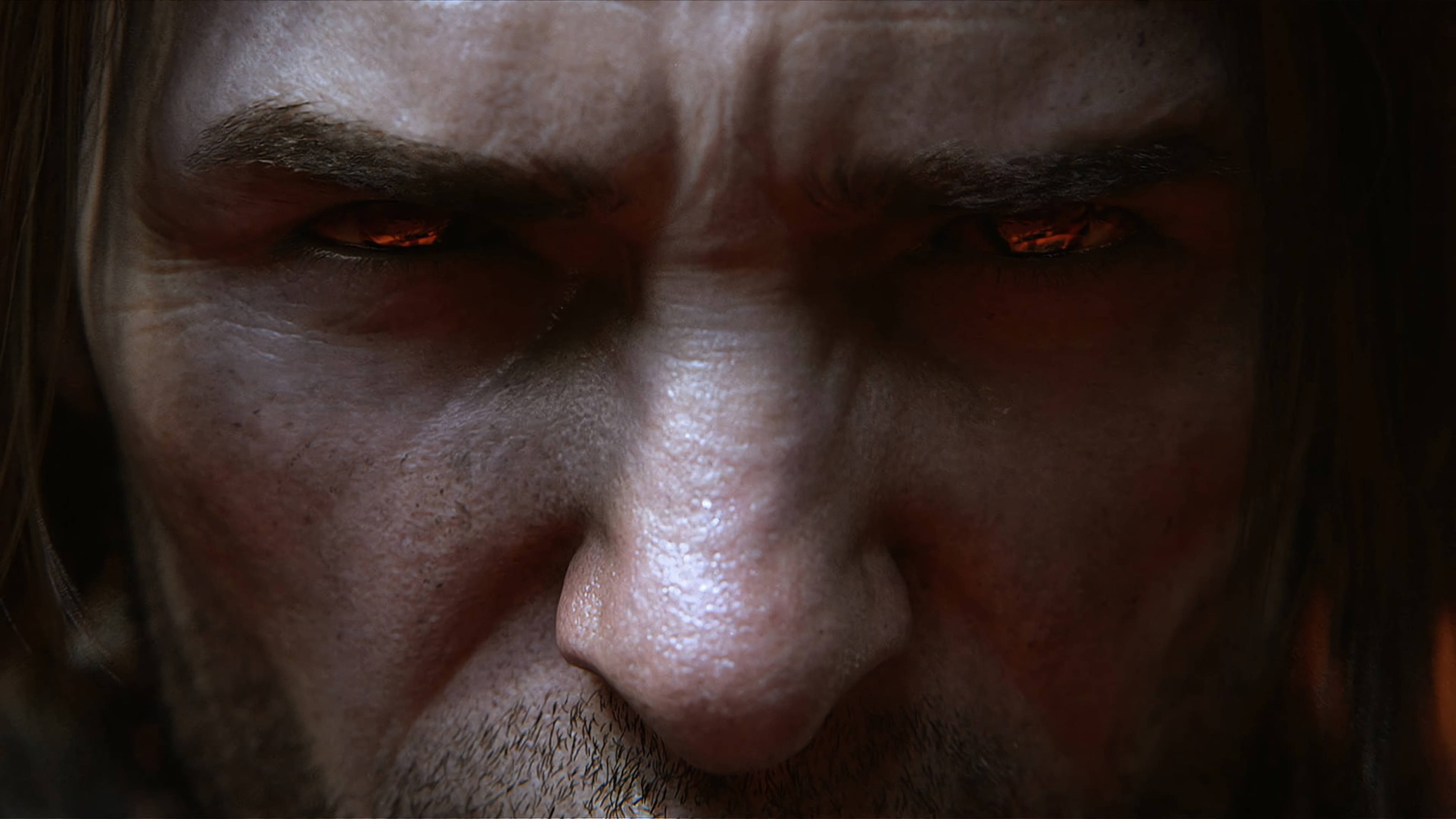 middle earth shadow of war 桌布 壁紙 — 一個男人強烈面孔的特寫，帶有發光的紅色眼睛和深層皺紋，在戲劇性的燈光下。