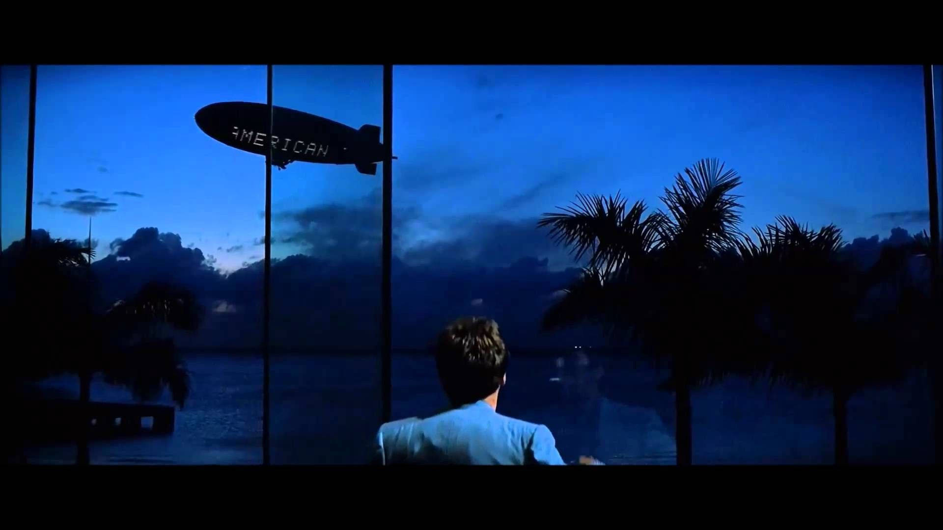 一個男人望向窗外，看著飛船飛越海洋 壁紙