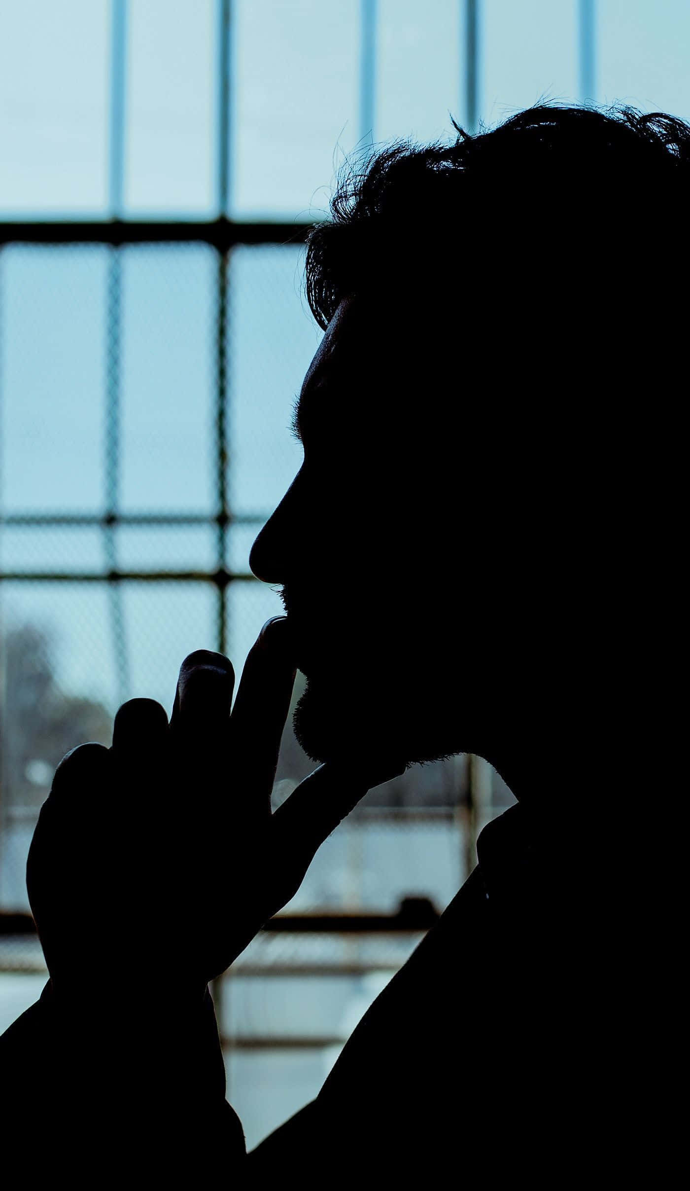 一個男人正在睇手機 壁紙