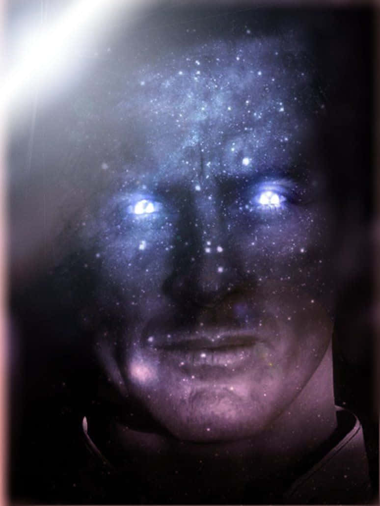 Illusive Man 桌布 壁紙 — 一個男人的臉與繁星銀河融合，他的眼睛在黑暗背景下發出宇宙光芒。