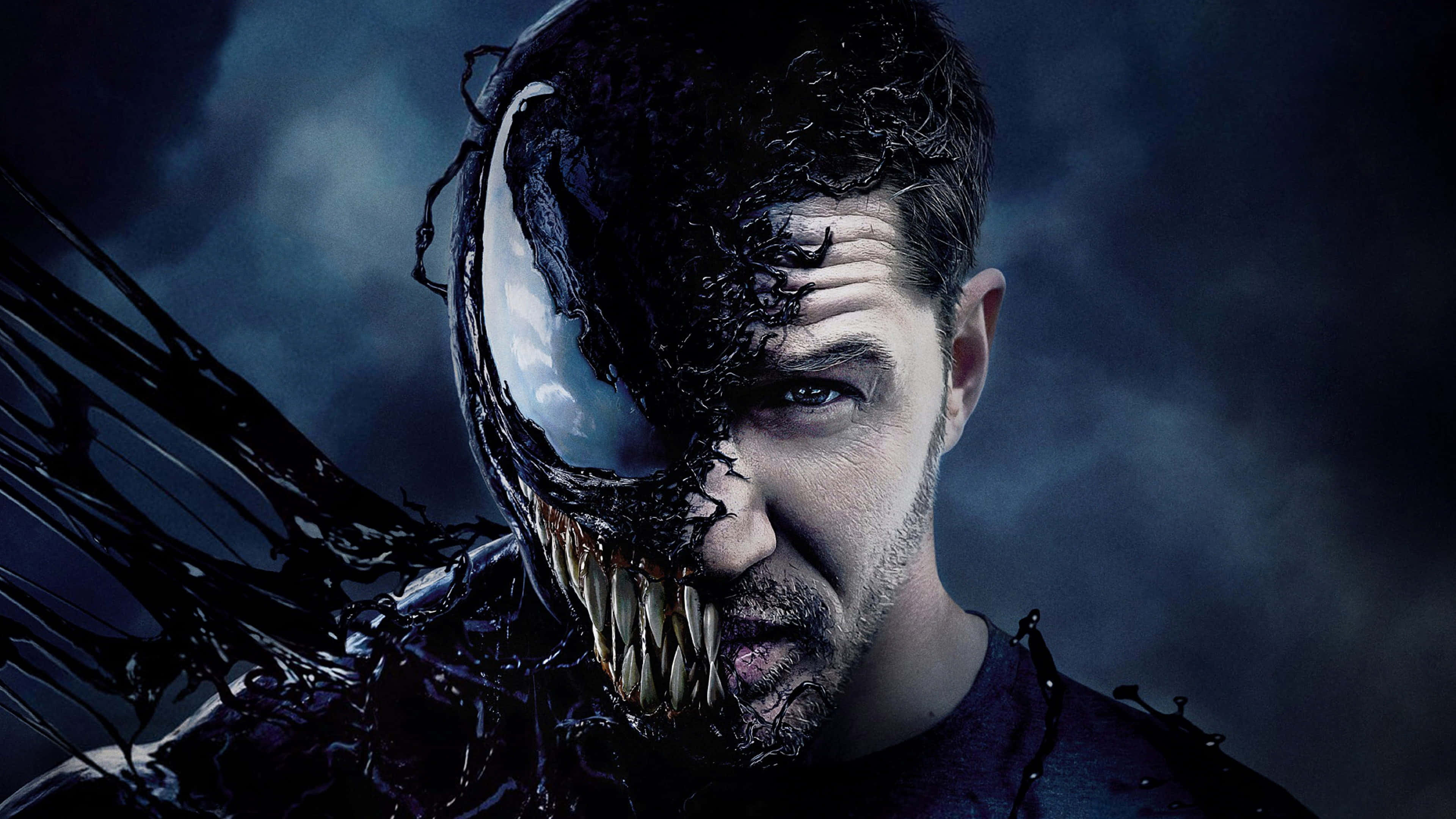 Tom Hardy Venom 桌布 壁紙 — 一個男人的臉被黑色共生體半轉化，露出尖牙和發光的白色眼睛，背景是黑暗風暴。