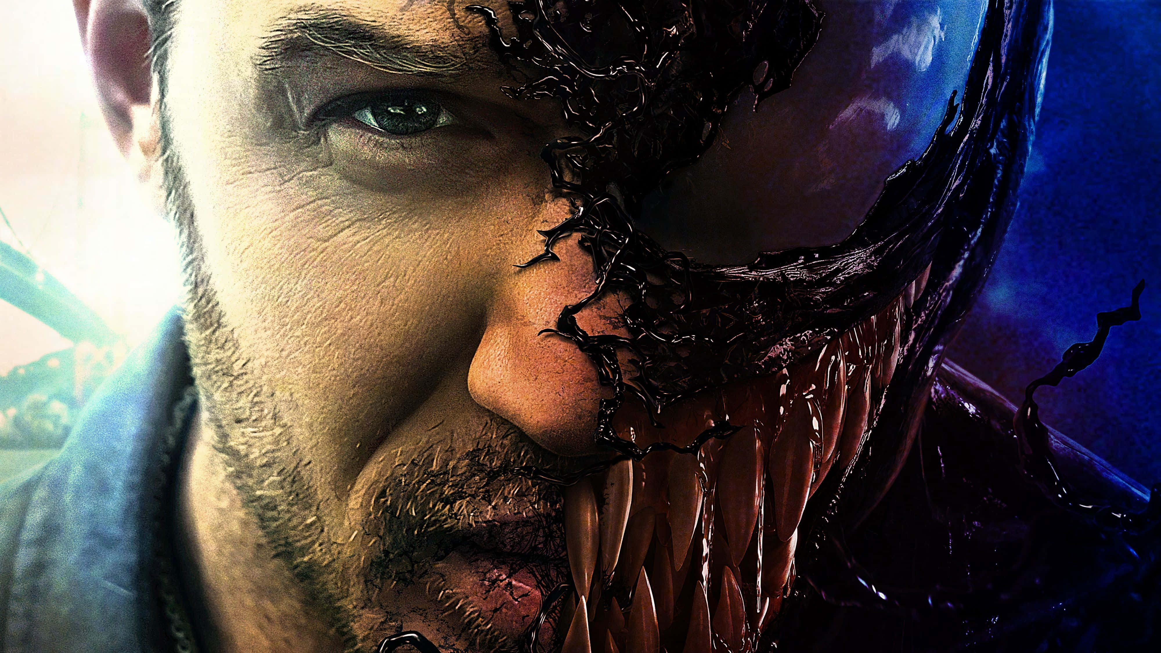 Tom Hardy Venom 桌布 壁紙 — 一個男人的臉被黑色共生體半轉化，帶有尖牙和發光的眼睛，背景為深藍色。