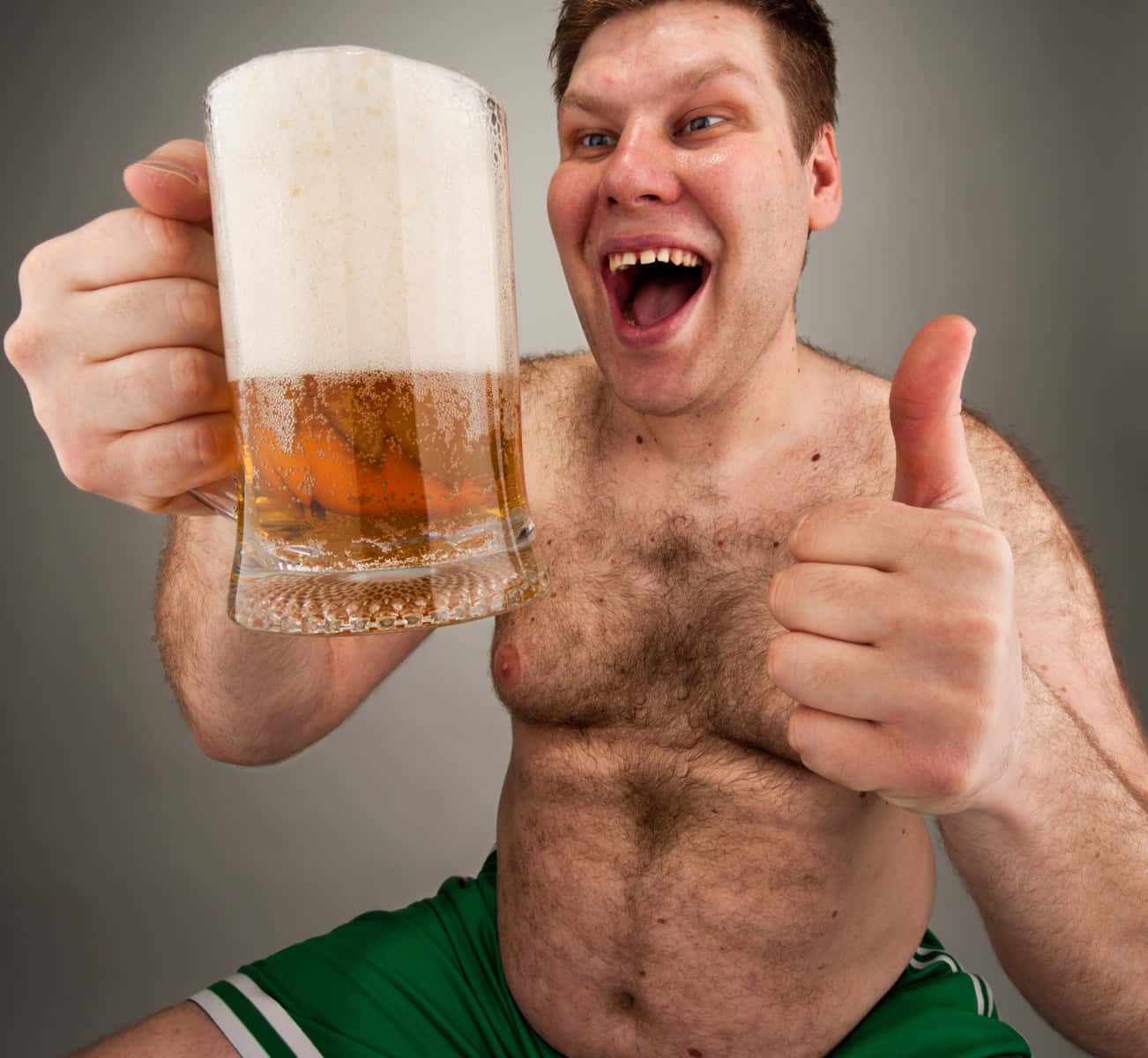 一個男人舉起啤酒杯，豎起大拇指 壁紙