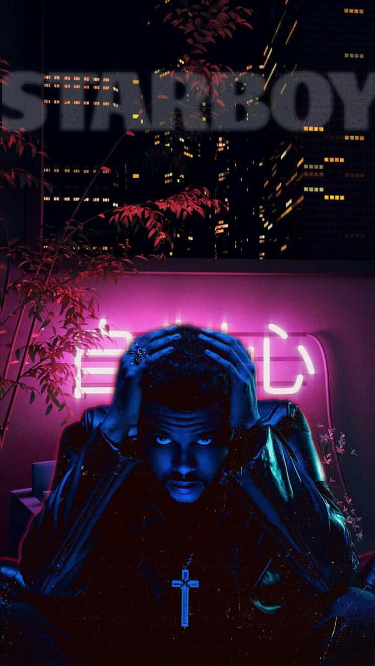 Aesthetic Music 桌布 壁紙 — 一個男人雙手放在頭上，在霓虹粉紅燈光下，對著夜晚黑暗的城市天際線，凝視著。