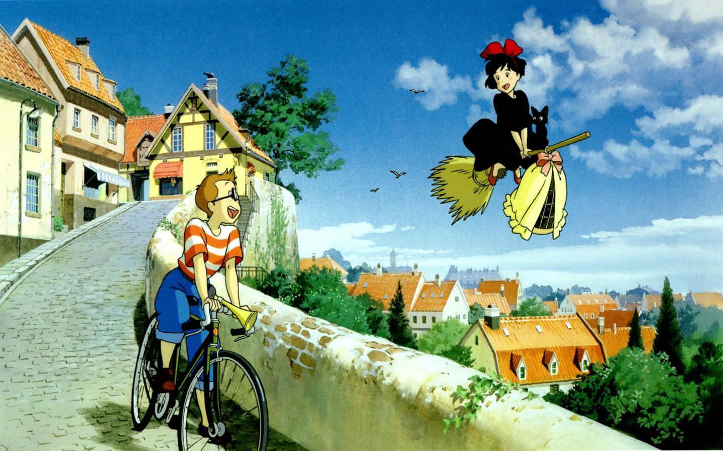 kiki's delivery service 桌布 壁紙 — 一個男孩沿著鵝卵石小徑騎單車，而一個女巫騎著掃帚在明媚藍天下飛越一個古雅的歐洲村莊。