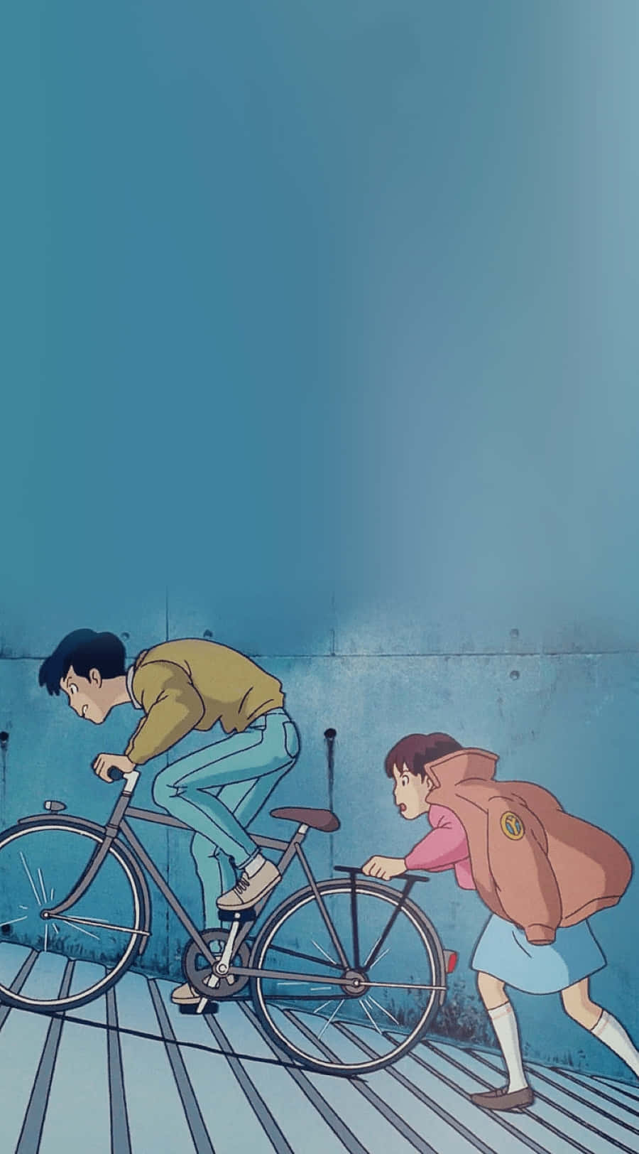 Whisper Of The Heart 桌布 壁紙 — 一個男孩踩著單車，一個女孩在他旁邊跑著推車，沿著藍色木製平台，在廣闊的青綠色天空下。
