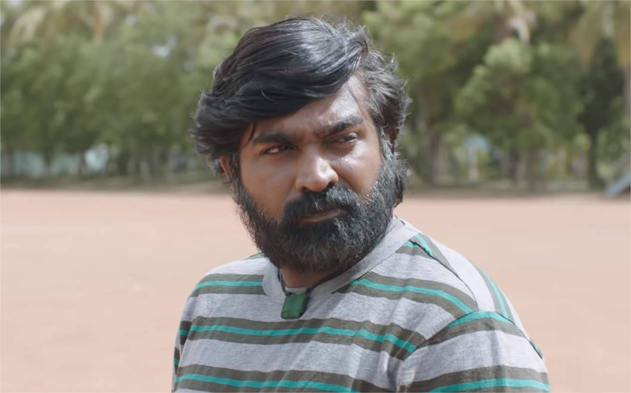 vijay HD 桌布 壁紙 — 一個留著濃密鬍鬚和深色頭髮的男人，在模糊的戶外背景下專注地凝視著鏡頭。