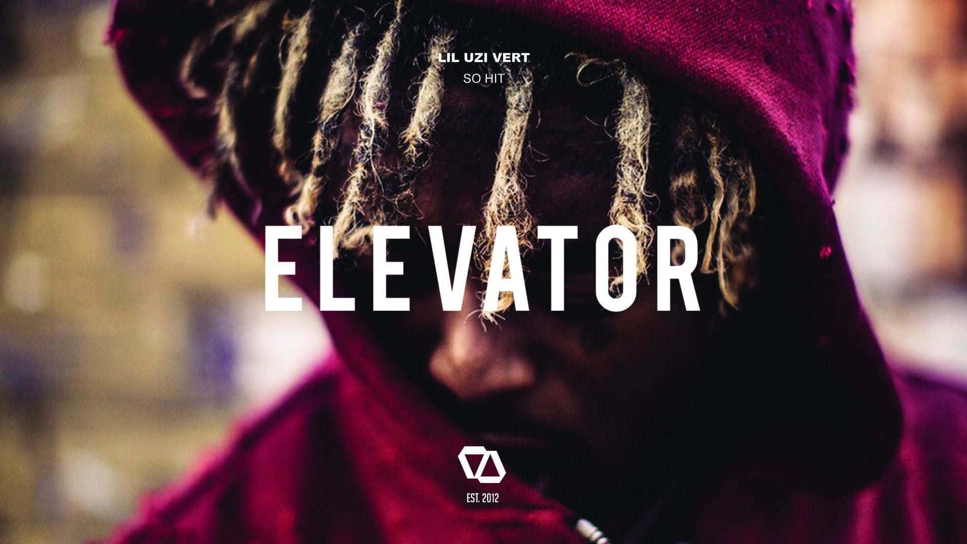 Lil Uzi Vert 桌布 壁紙 — 一個留著辮子、身穿栗色連帽衛衣、帶有粗體白色文字疊加的人物特寫肖像。