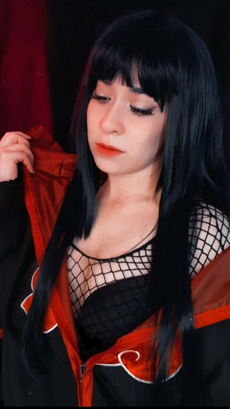Akatsuki Hinata 桌布 壁紙 — 一個留著黑色長髮和瀏海的人，在深紅色背景前穿著紅黑相間的cosplay服裝，搭配漁網上衣。