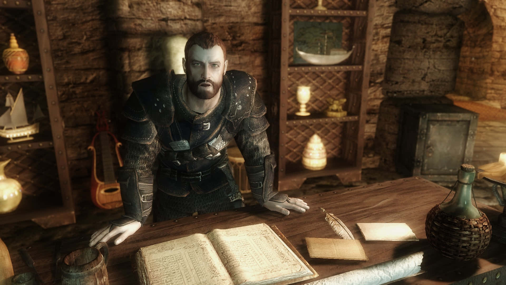 Skyrim Brynjolf 桌布 壁紙 — 一個留鬍子、身穿盔甲的男人靠在一張木桌上，身處一個充滿書籍和工藝品的質樸石室。