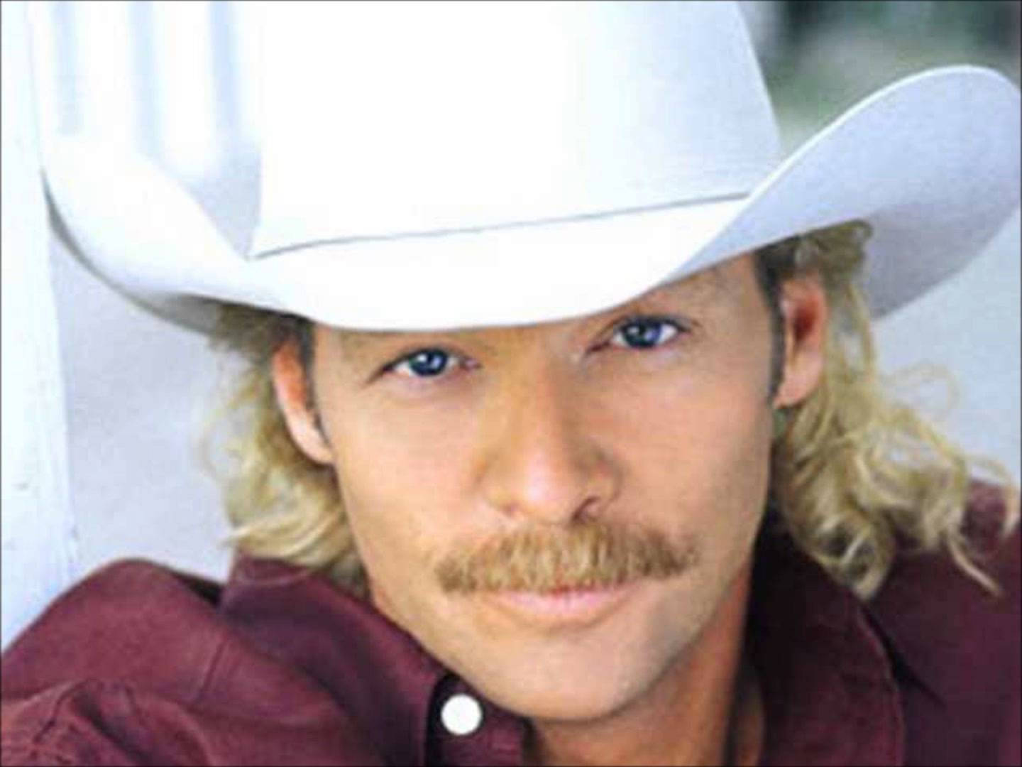 Alan Jackson 桌布 壁紙 — 一個留鬍子、金色捲髮的男人，戴著白色牛仔帽，穿著栗色襯衫。