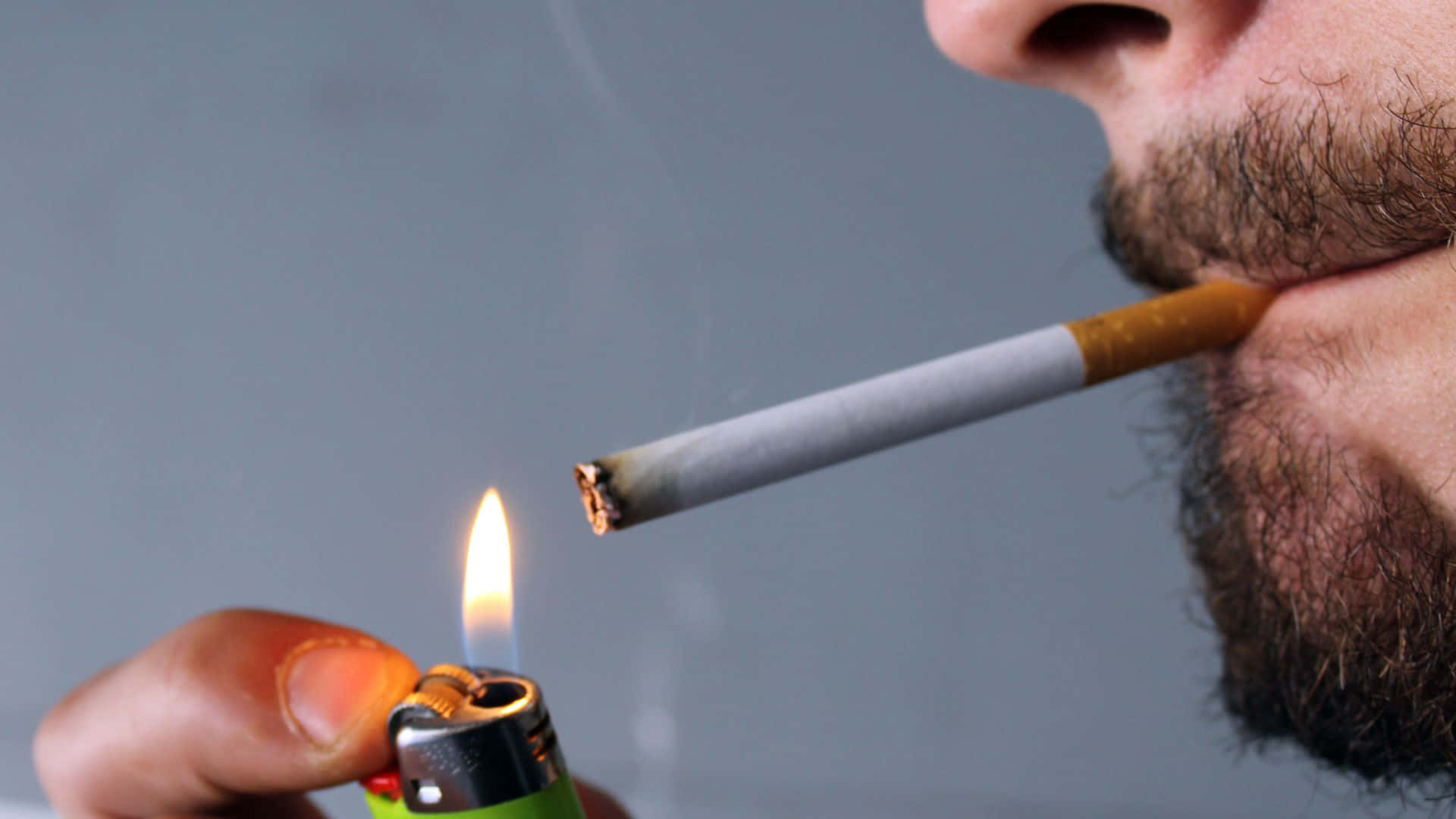一個留鬍子的男人吸煙 壁紙