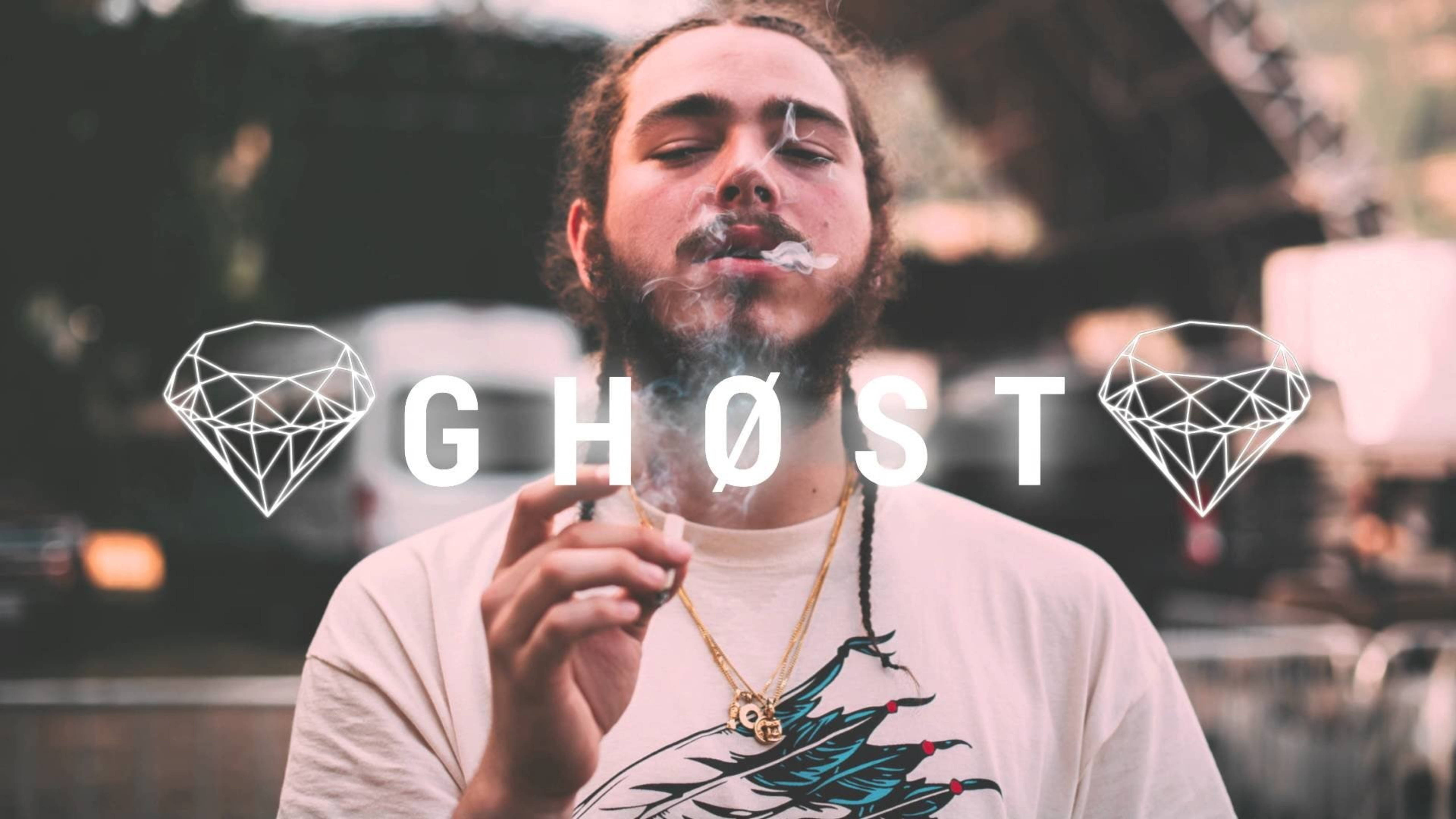 Post Malone Ghost Cover 壁紙 — 一個留鬍子的男人呼出煙霧，同時拿著一支帶有 'GHOST' 文字和鑽石圖案覆蓋的電子煙筆。